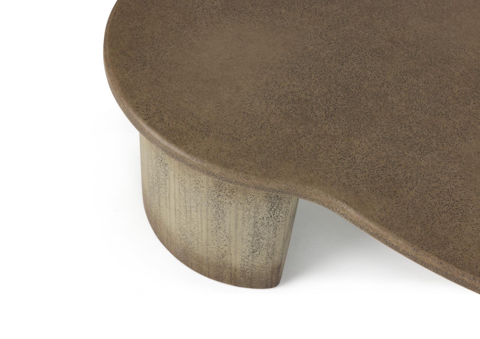Couchtisch, lackiertes Holz in handgefertigter, strukturierter Oberfläche, amorph  im Zustand „Neu“ im Angebot in Maçka-İstanbul, 34