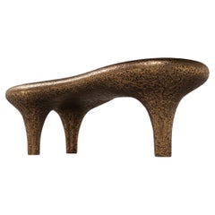 Table basse Amorphous sculptée à la main en finition Volcano métallique