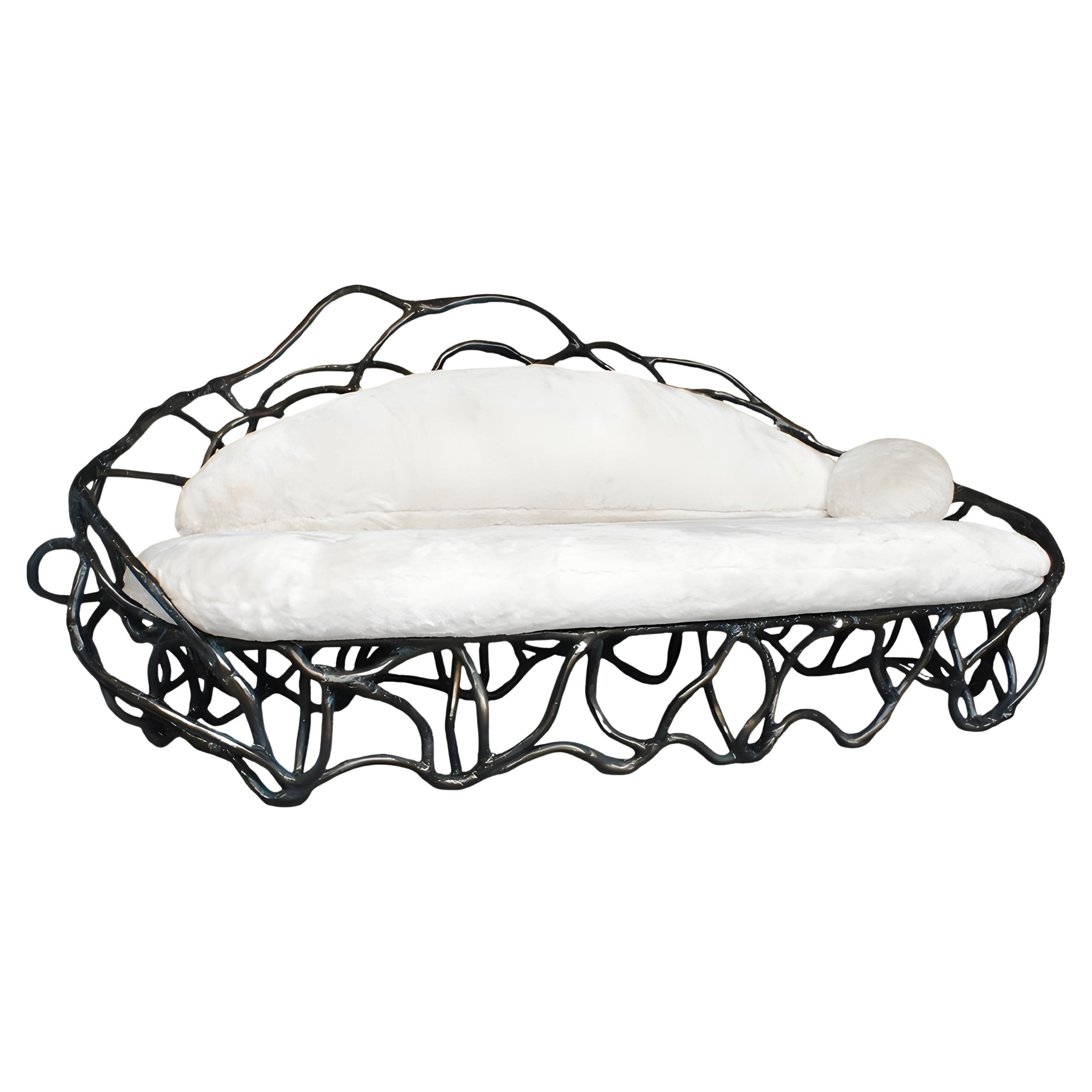 Divano da esterno scultoreo Amorphous con finitura in cemento scuro