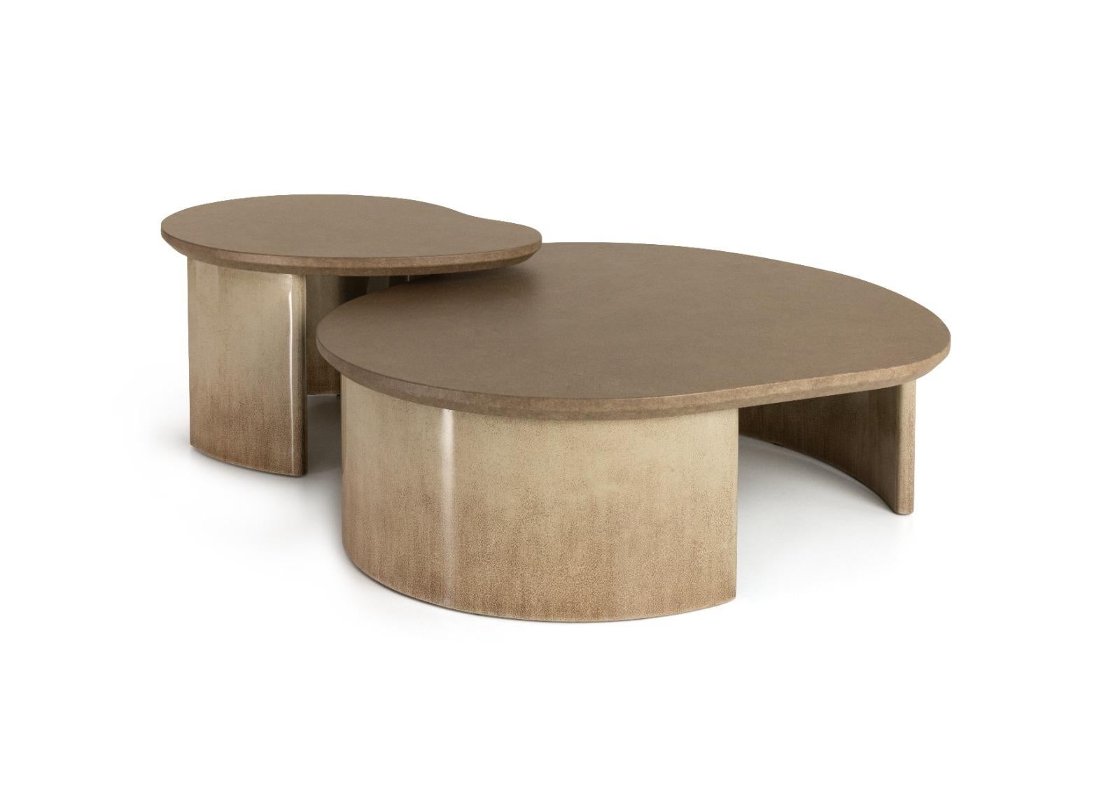 Petite table basse Amorphous Taş par Ekin Varon
Dimensions : D 80 x L 75 x H 35 cm. 
MATERIAL : Laque brillante à motifs sur bois.

Disponible en deux tailles différentes et en lot de 2. Veuillez nous contacter.

Taş s'inspire des différents motifs