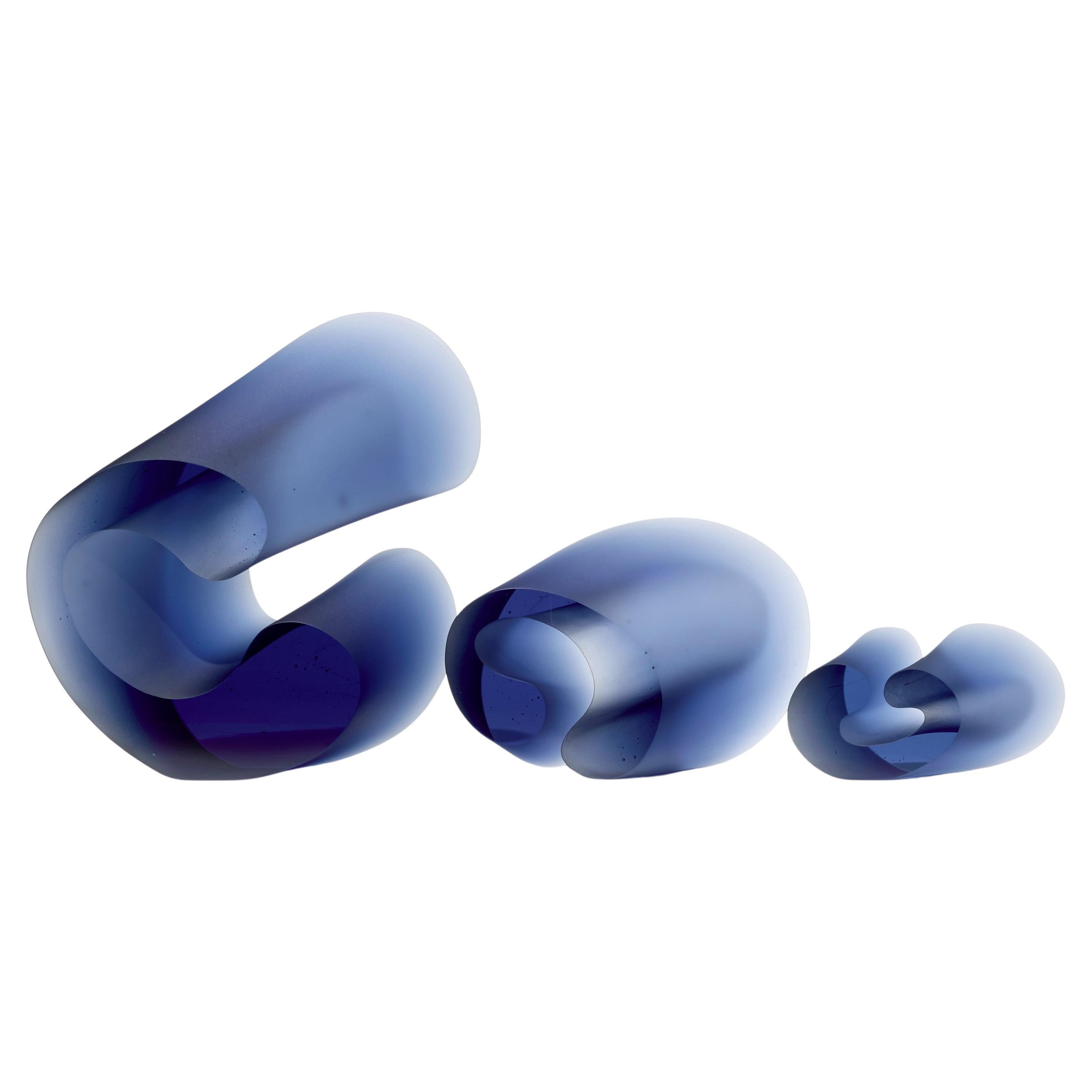 Trío amorfo, instalación de vidrio colado de pie de color azul intenso, de Karin Mørch