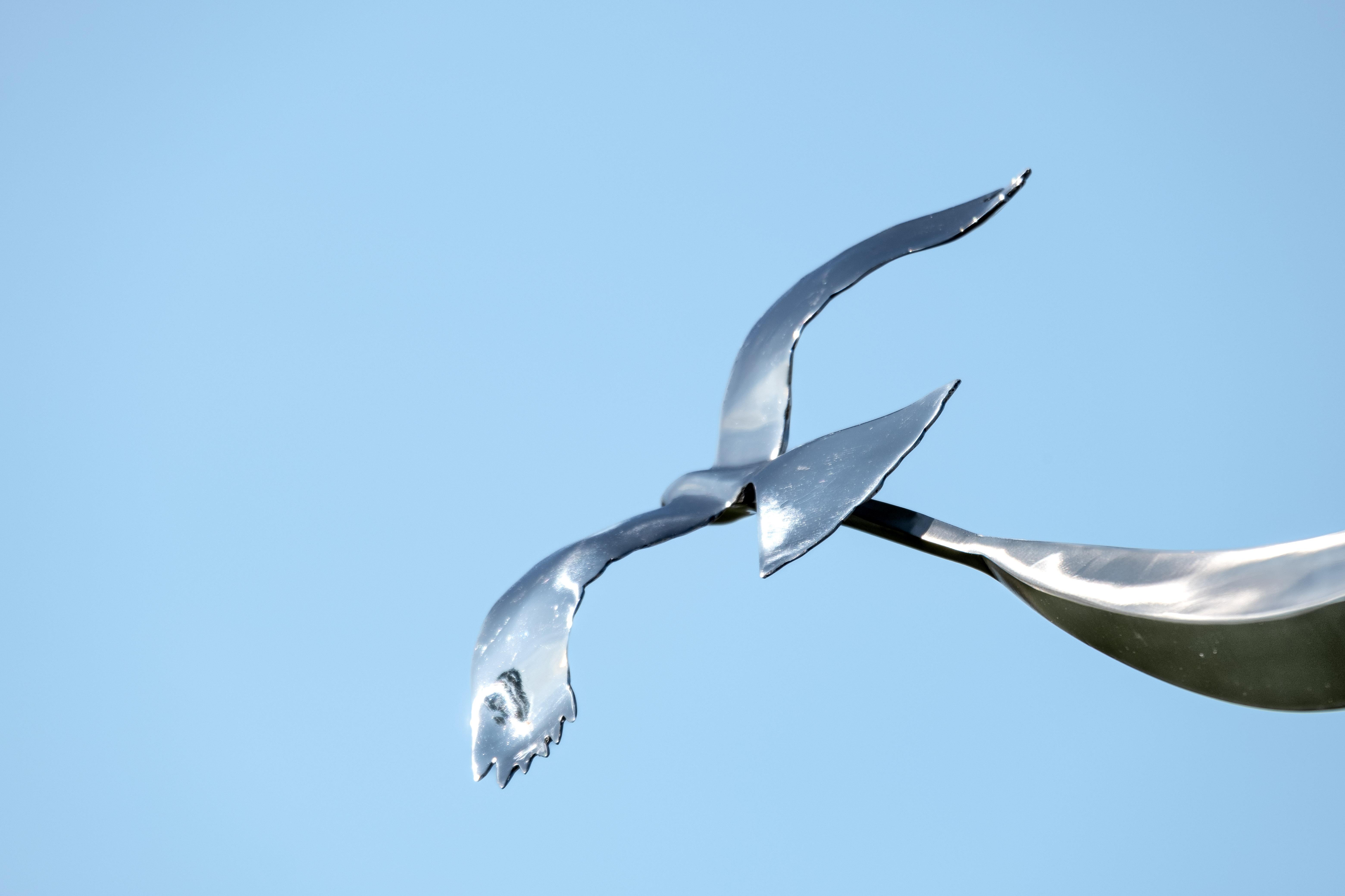 Crossing Paths (Birds in Flight) - scultura figurativa e cinetica in acciaio inox in vendita 6