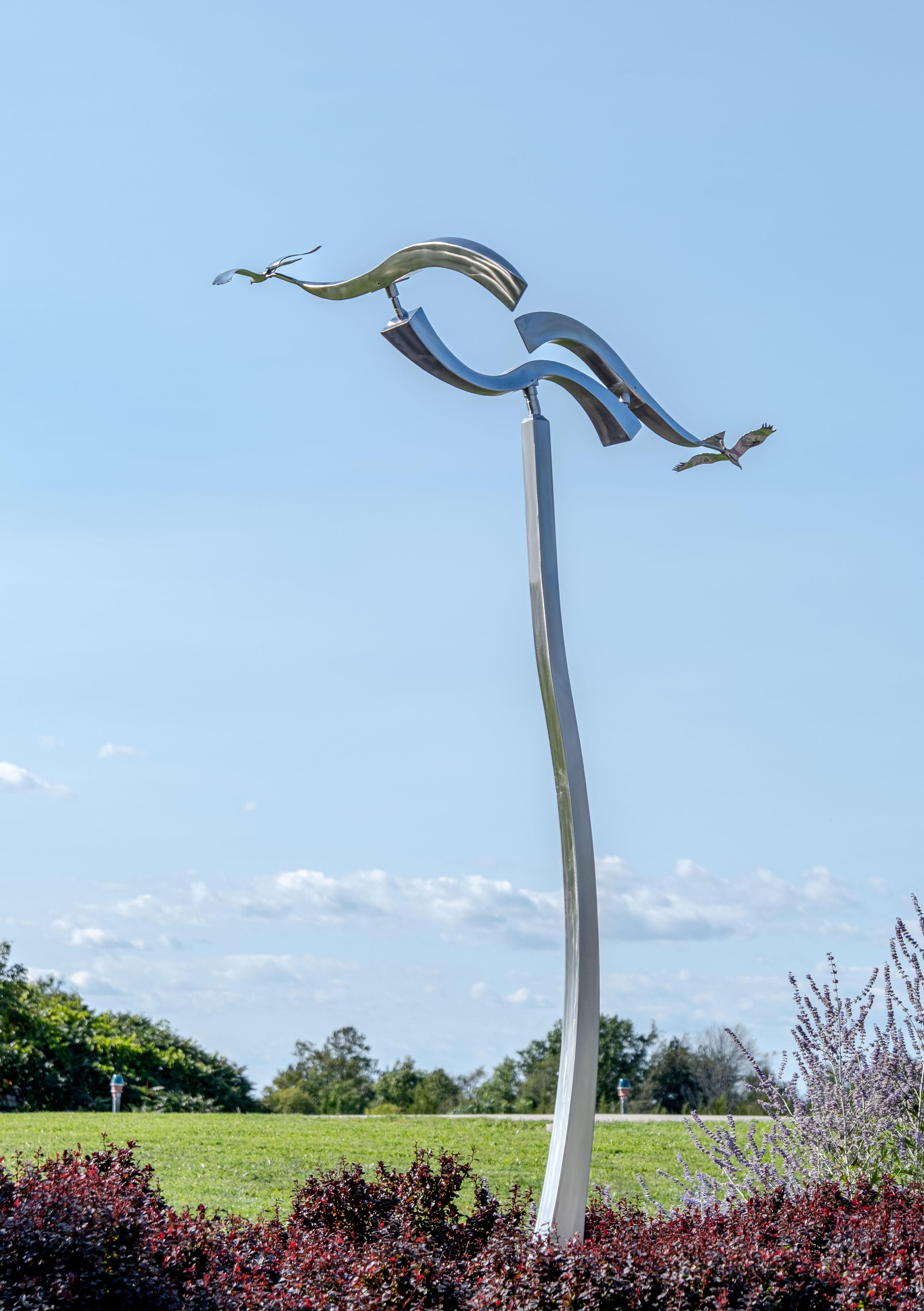 Crossing Paths (Les oiseaux en vol) - sculpture figurative et cinétique en acier inoxydable - Contemporain Sculpture par Amos Robinson