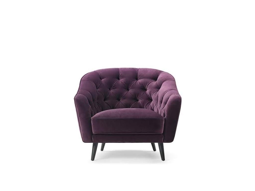 Contained dimensions and sinuous and soft lines, enhanced by the manual processing of capitonné, enrich this product making it extremely comfortable and adapt to every type of environment. The sofa is characterized by a complete seat cushion, in