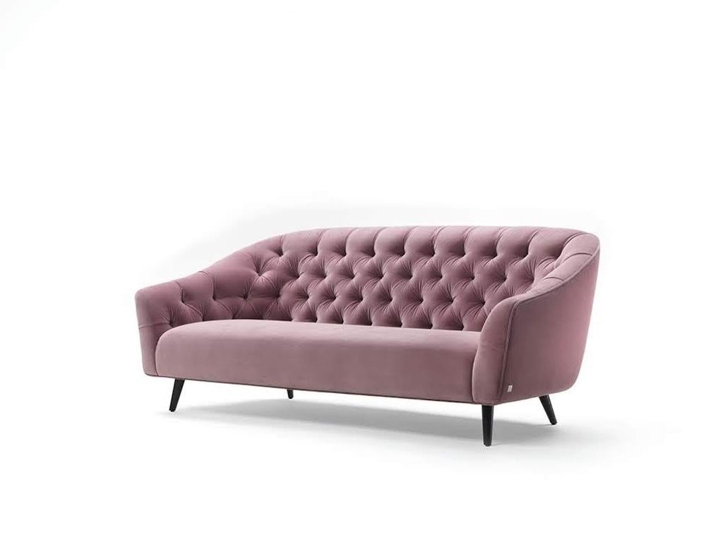 Contained dimensions and sinuous and soft lines, enhanced by the manual processing of capitonné, enrich this product making it extremely comfortable and adapt to every type of environment. The sofa is characterized by a complete seat cushion, in