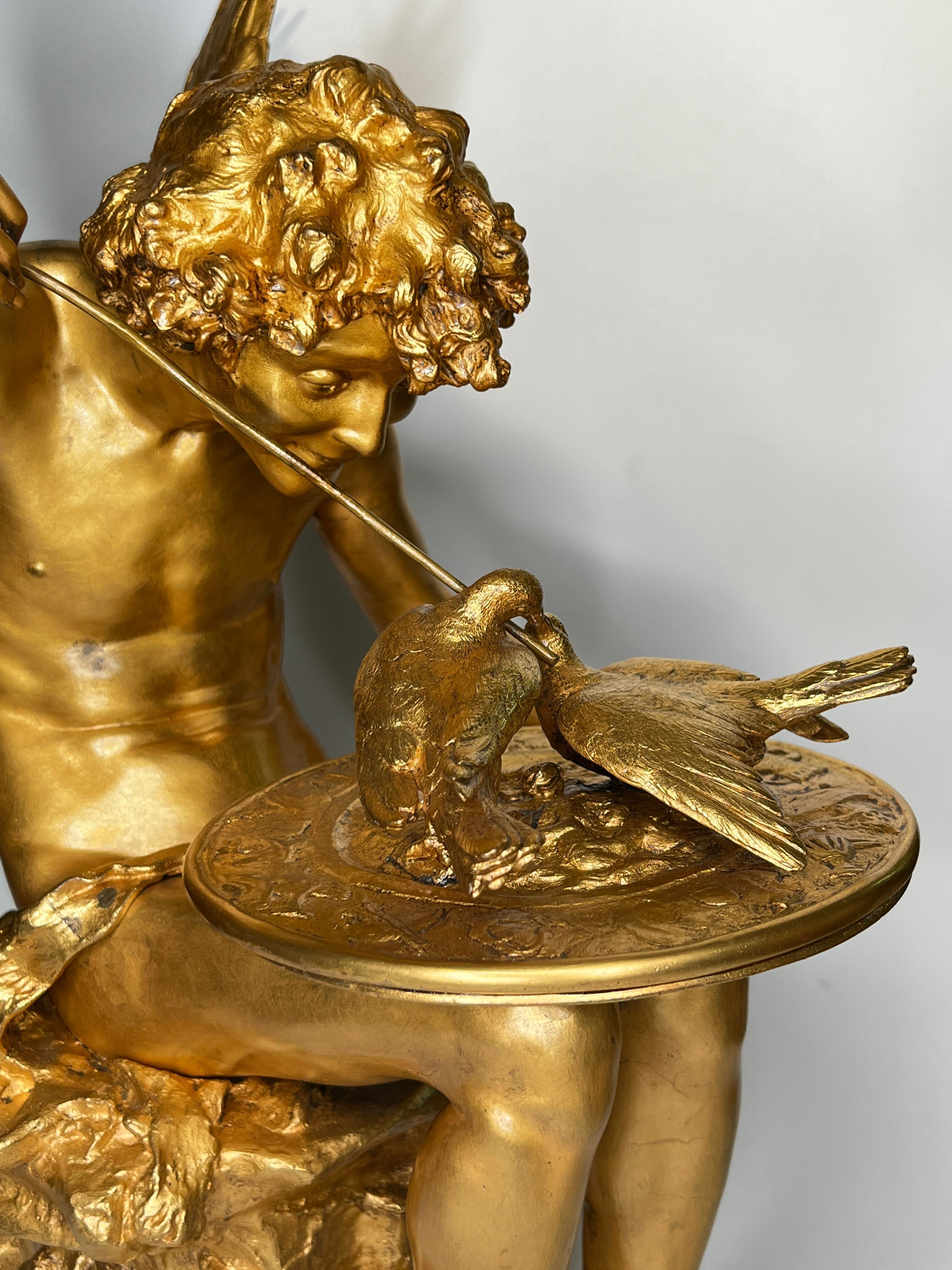 Scultura in bronzo dorato Amour Aux Colombes di Jean Antoine Injalbert in vendita 1