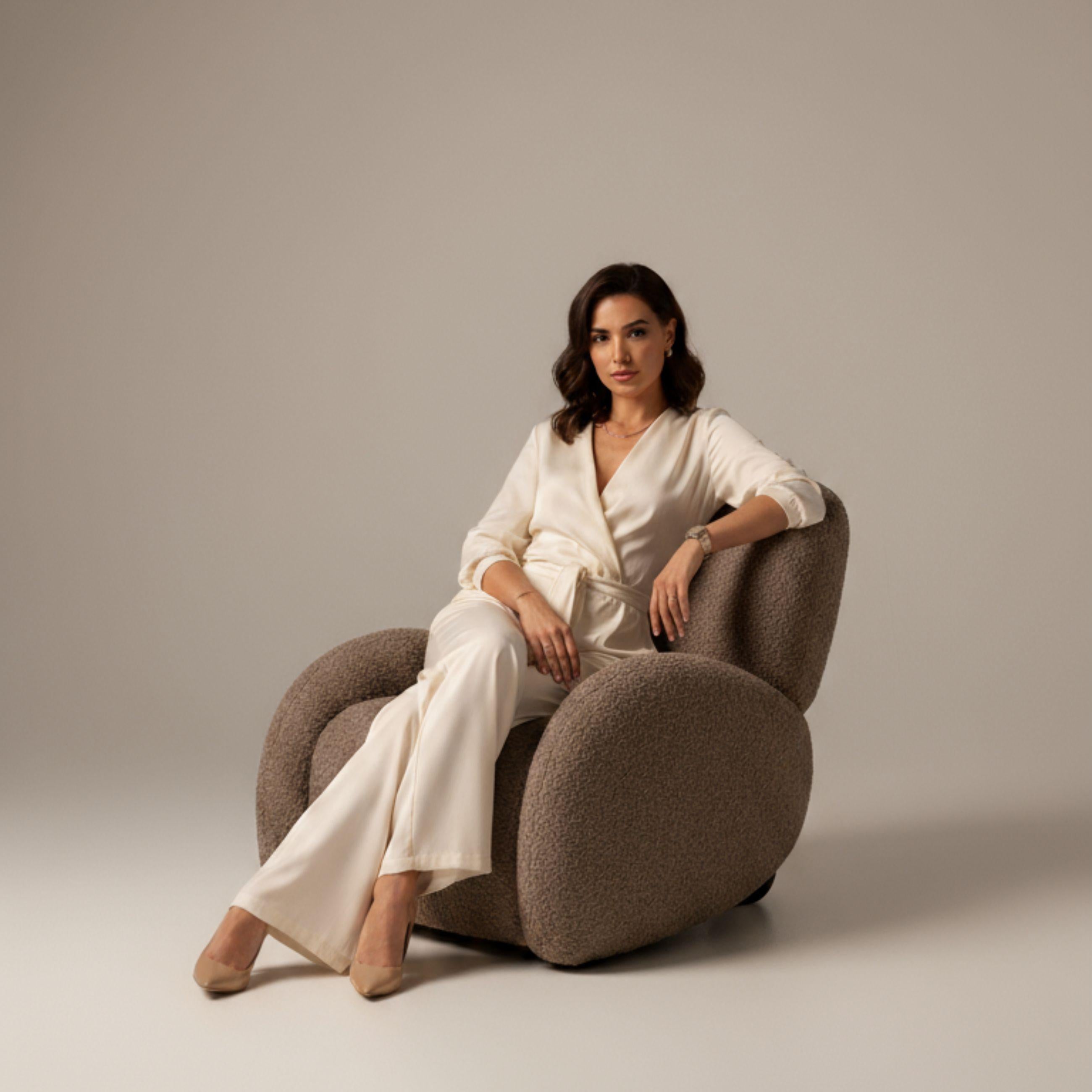 Le fauteuil Amour est une célébration de l'�élégance raffinée et de l'art moderne. 

Son design sculptural est entièrement recouvert de tissu ou de cuir, créant une expérience d'assise à la fois accueillante et opulente. La silhouette caractéristique