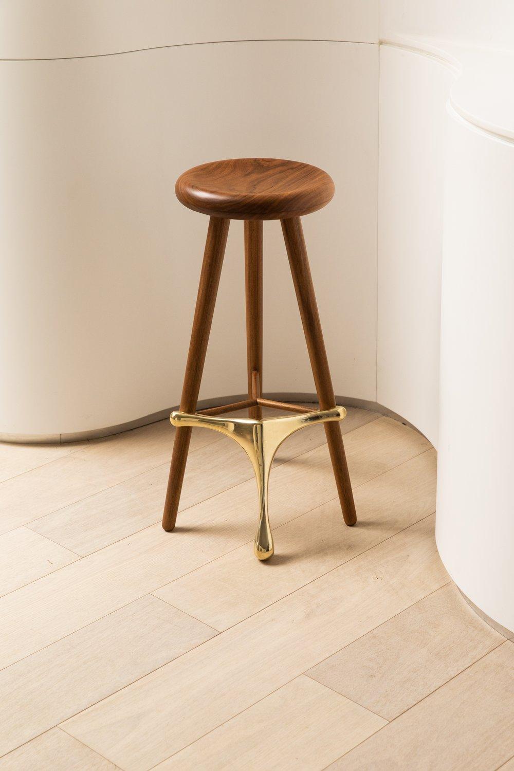 Amparo Freijó and Bronze Stool by Alva Design
Materials: solid wood (Freijó) and cast bronze.
Dimensions: W 37 x D 48 x H 63 cm.

Available in different wood options (Braúna or Freijó solid wood) and footrest options (solid wood, iron or cast