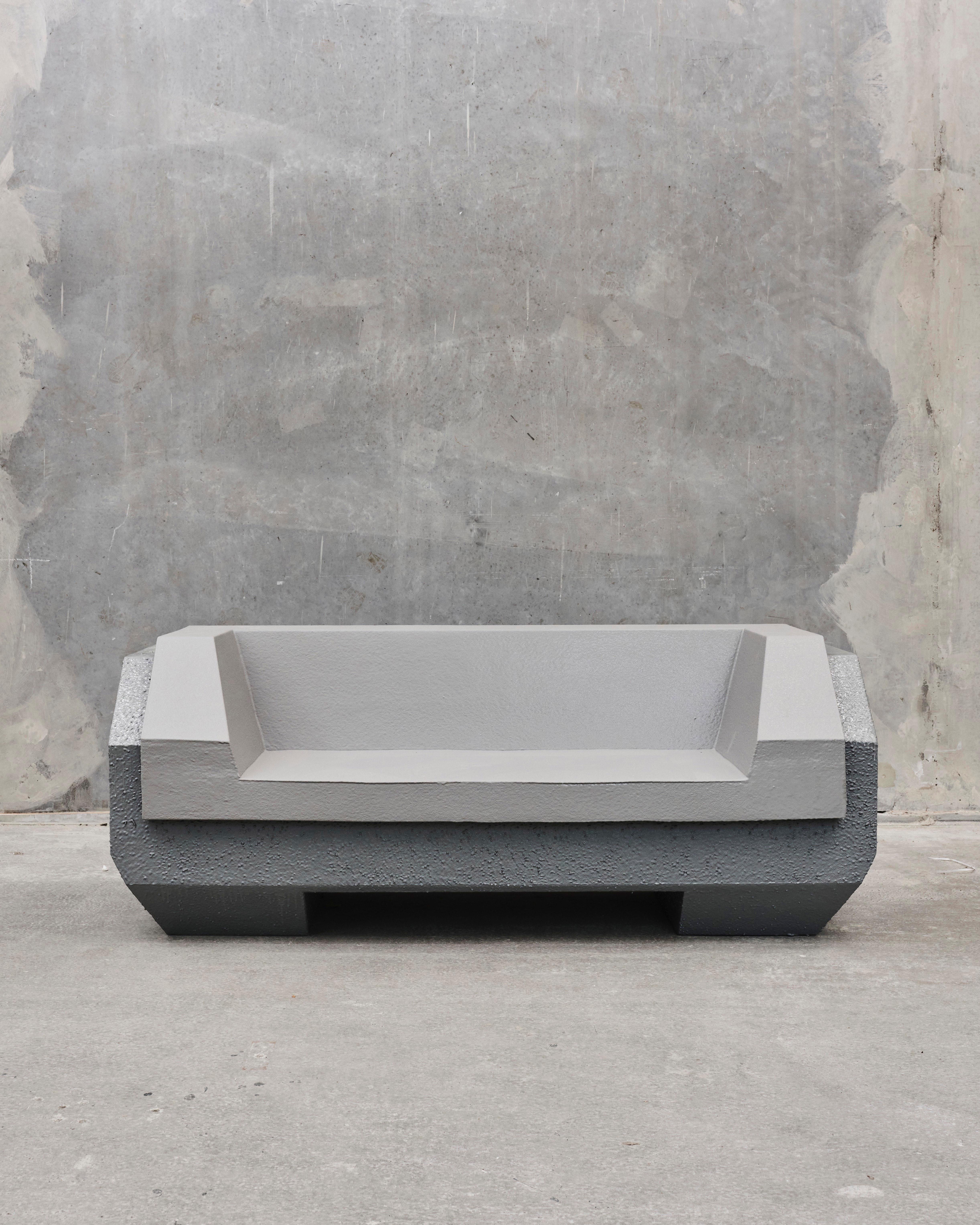 Canapé amphibie d'intérieur et d'extérieur peint en gris béton par Jacob Egeberg
Dimensions : 220 x 75 x 85 cm : D 220 x L 75 x H 85 cm.
MATERIAL : Styrofoam et mousse PU souple, revêtement en polyuréthane pigmenté dur et élastique, et peinture