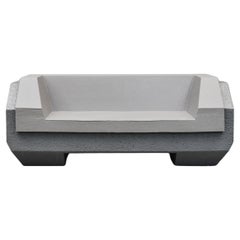 Canapé amphibie d'intérieur et d'extérieur peint en gris béton par Jacob Egeberg