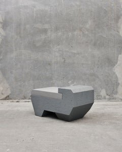 Puf AMPHIBIOUS en gris, asiento de diseño arquitectónico, fabricado en Dinamarca
