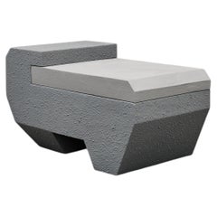 Puf AMPHIBIOUS en gris, asiento de diseño arquitectónico, fabricado en Dinamarca