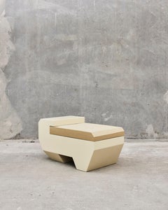 Puf AMPHIBIOUS en color arena, asiento de diseño arquitectónico, fabricado en Dinamarca