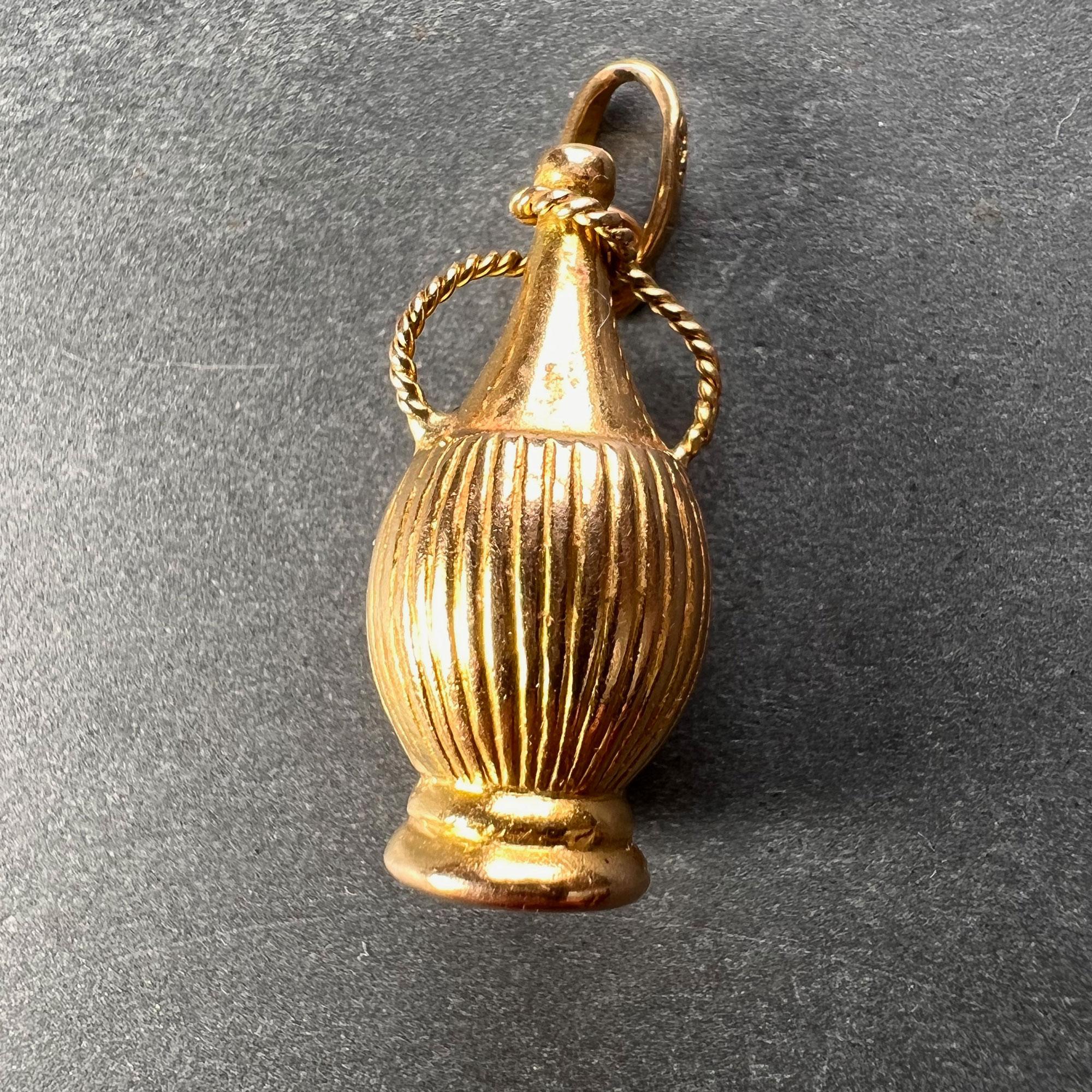 Amphora 18K Yellow Gold Charm Pendant In Good Condition For Sale In London, GB