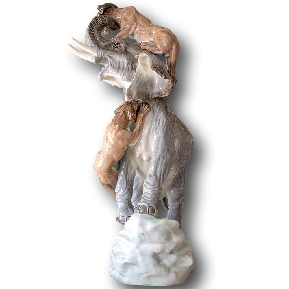 Große Amphora-Porzellan-Figurengruppe mit zwei Löwinnen, die einen Elefanten angreifen. Die Figur von außergewöhnlicher Größe mit einer Höhe von 66,5 cm zeigt einen großen Elefanten, der auf einem Felsen steht und gegen zwei Löwinnen kämpft. Die