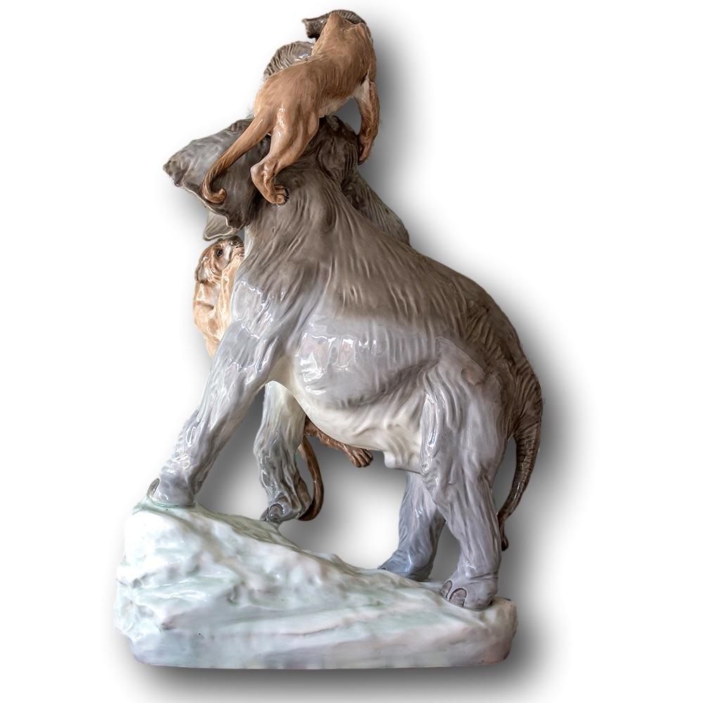 Art déco Groupe Art Déco Amphora en porcelaine éléphant et lion  Tchécoslovaquie en vente