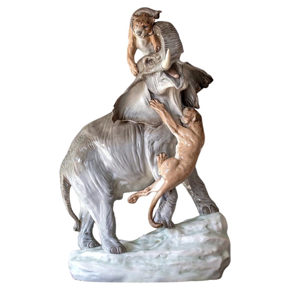 Groupe Art Déco Amphora en porcelaine éléphant et lion  Tchécoslovaquie en vente