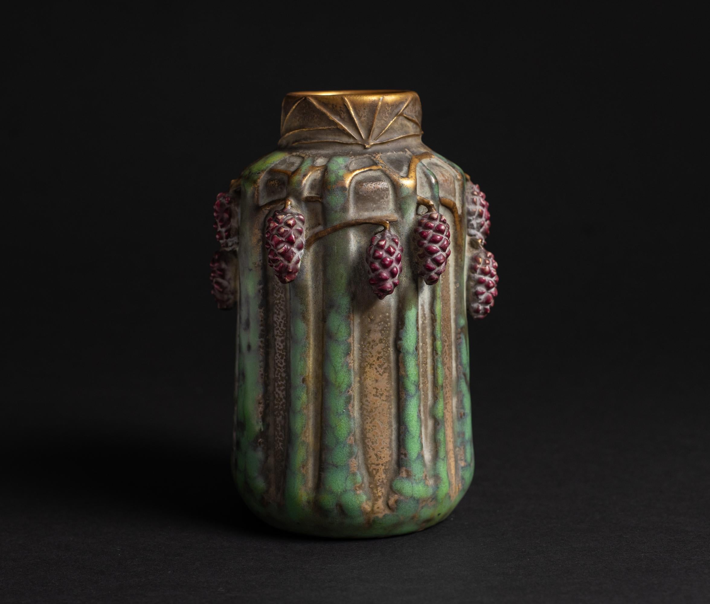 Austriaco Vaso in Amphora Art Nouveau con motivo a pigna di Paul Dachsel per Kunstkeramik in vendita
