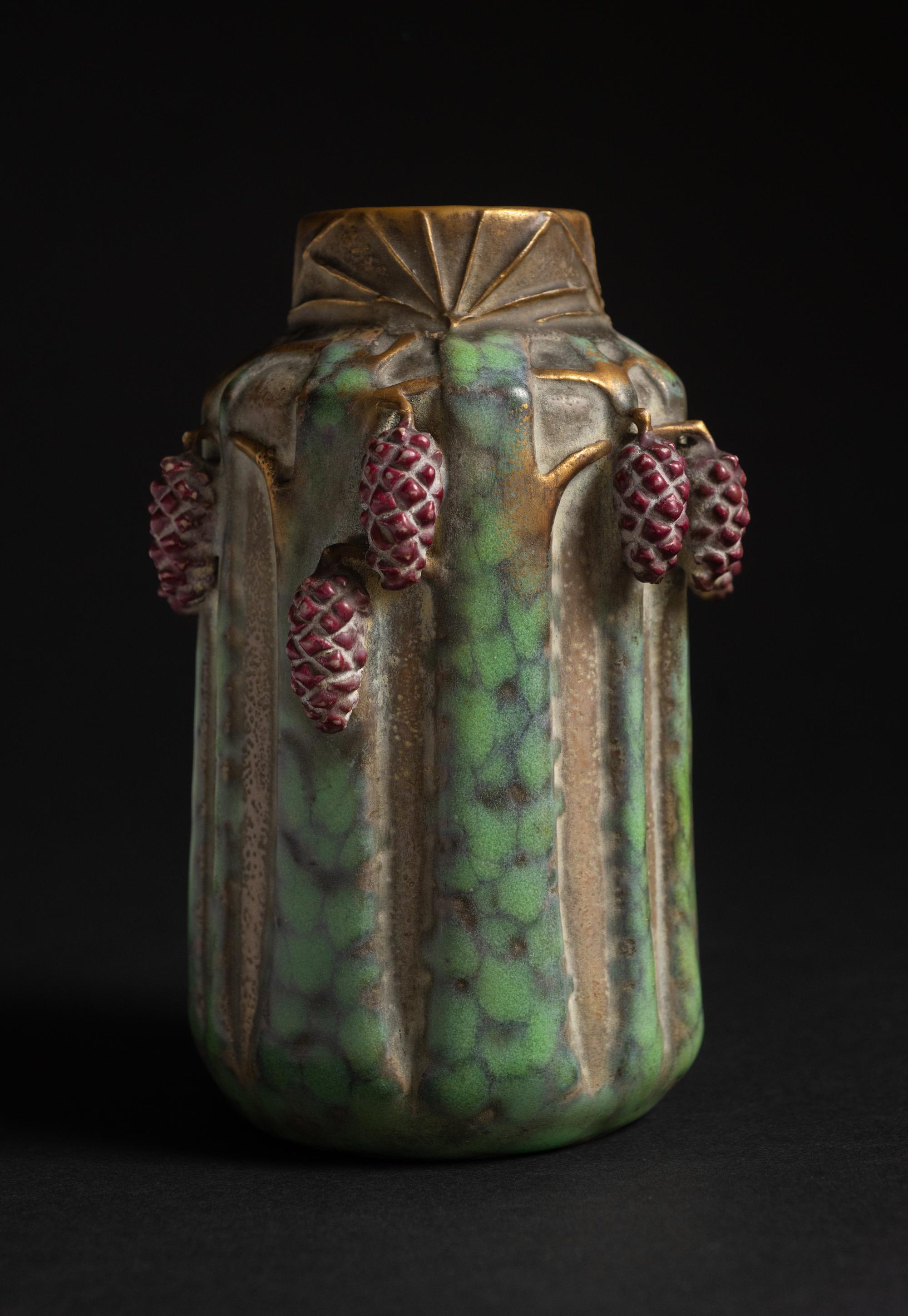 Smaltato Vaso in Amphora Art Nouveau con motivo a pigna di Paul Dachsel per Kunstkeramik in vendita