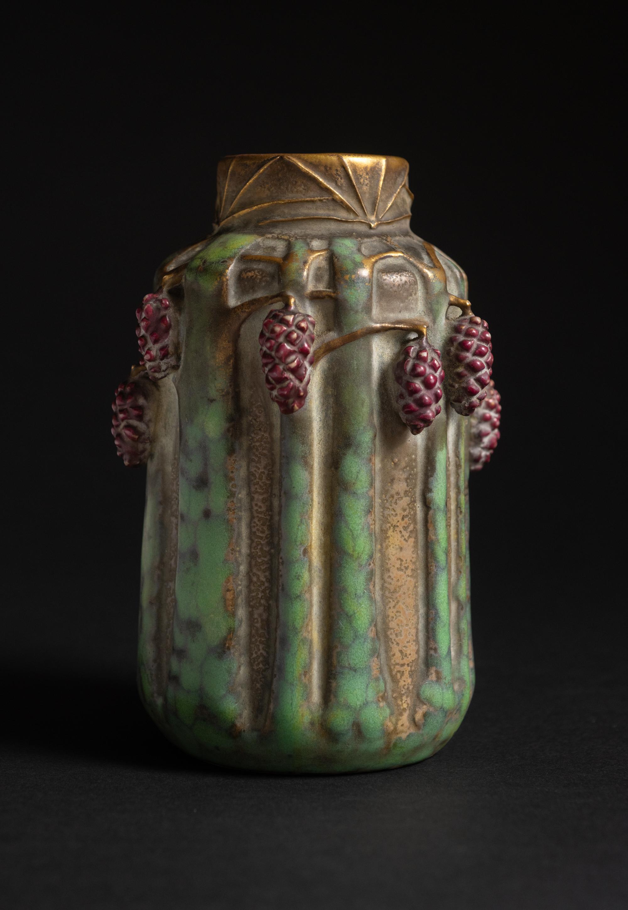 Vaso in Amphora Art Nouveau con motivo a pigna di Paul Dachsel per Kunstkeramik In condizioni ottime in vendita a Chicago, US