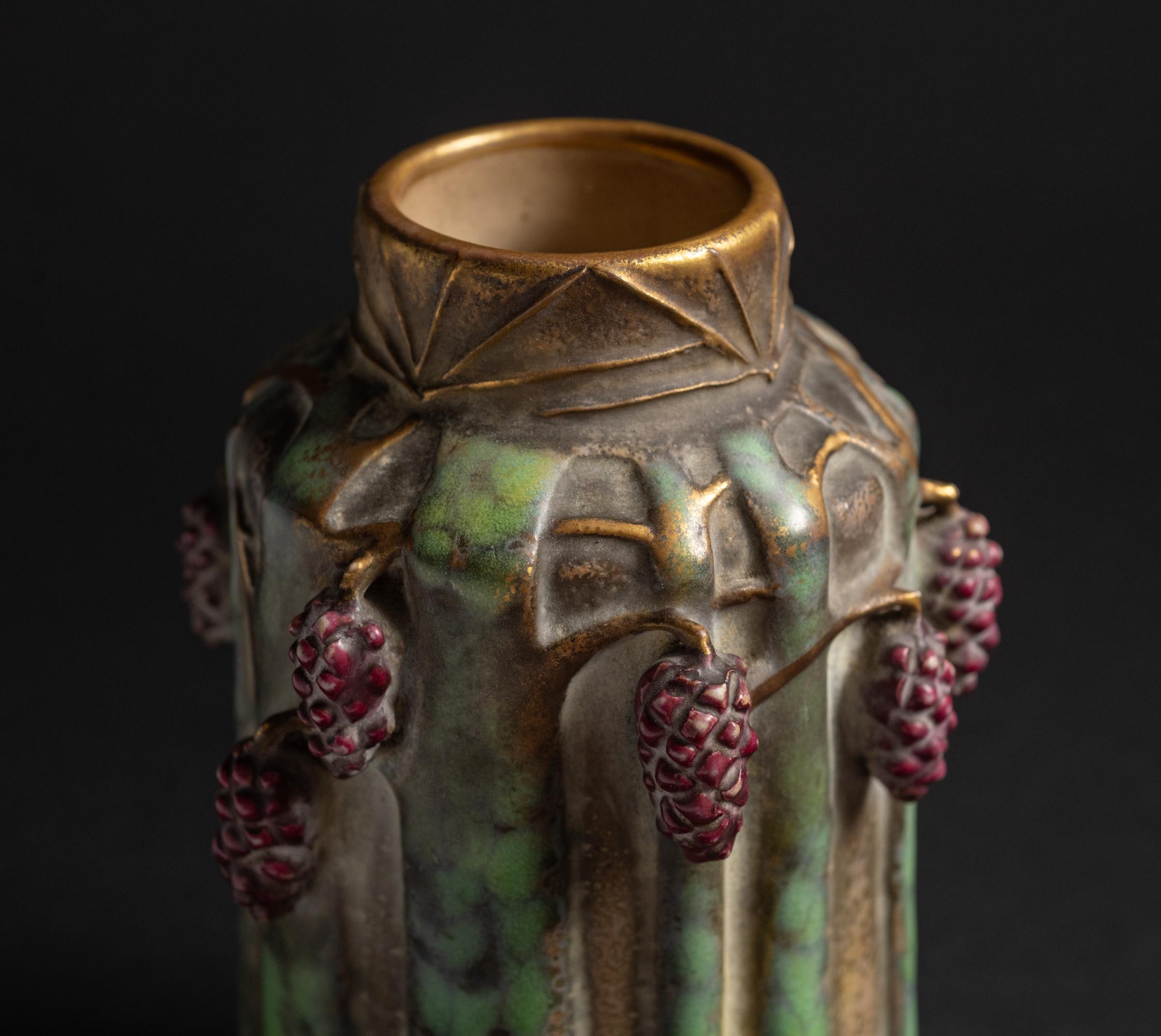 Inizio XX secolo Vaso in Amphora Art Nouveau con motivo a pigna di Paul Dachsel per Kunstkeramik in vendita
