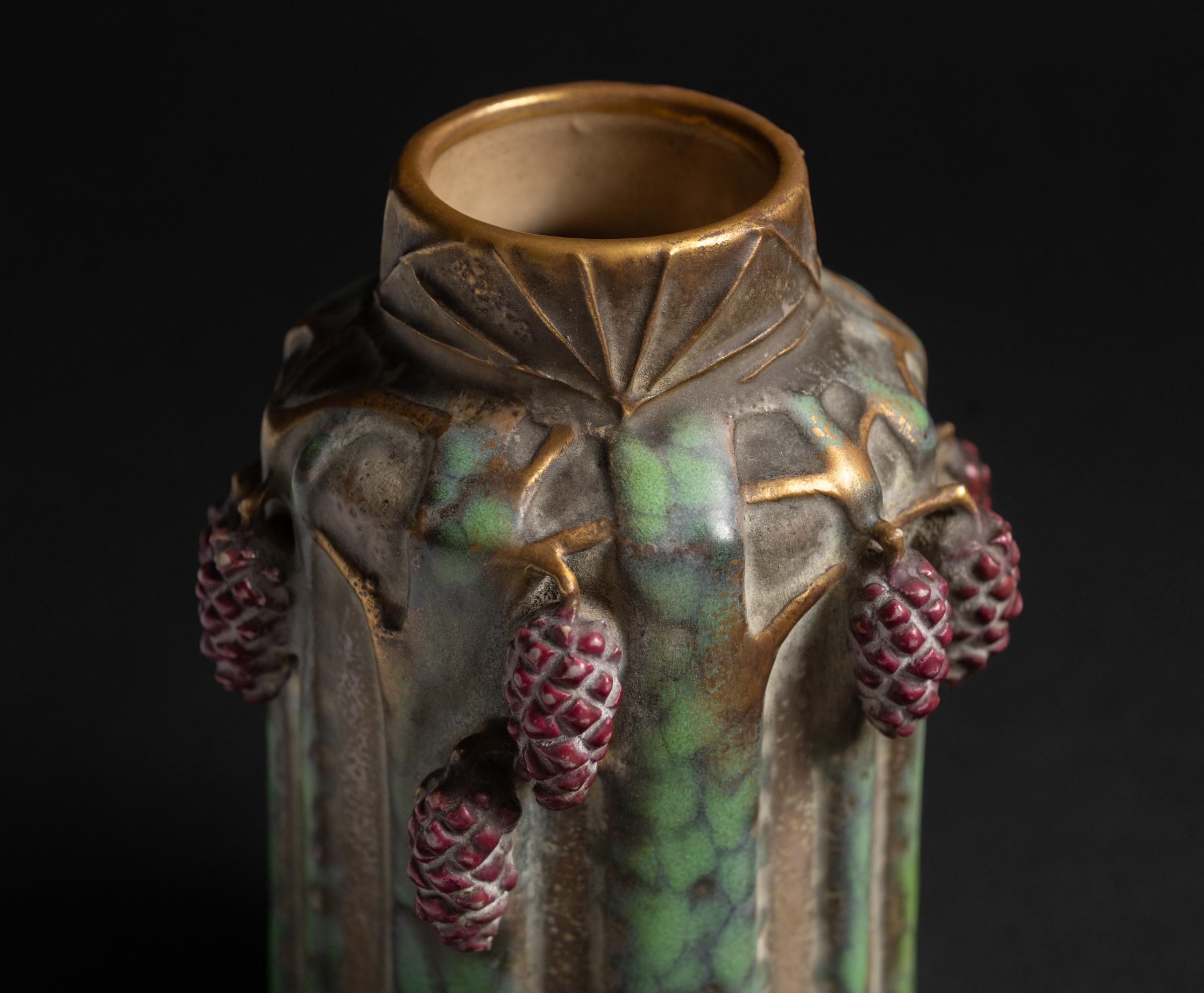 Cotto Vaso in Amphora Art Nouveau con motivo a pigna di Paul Dachsel per Kunstkeramik in vendita