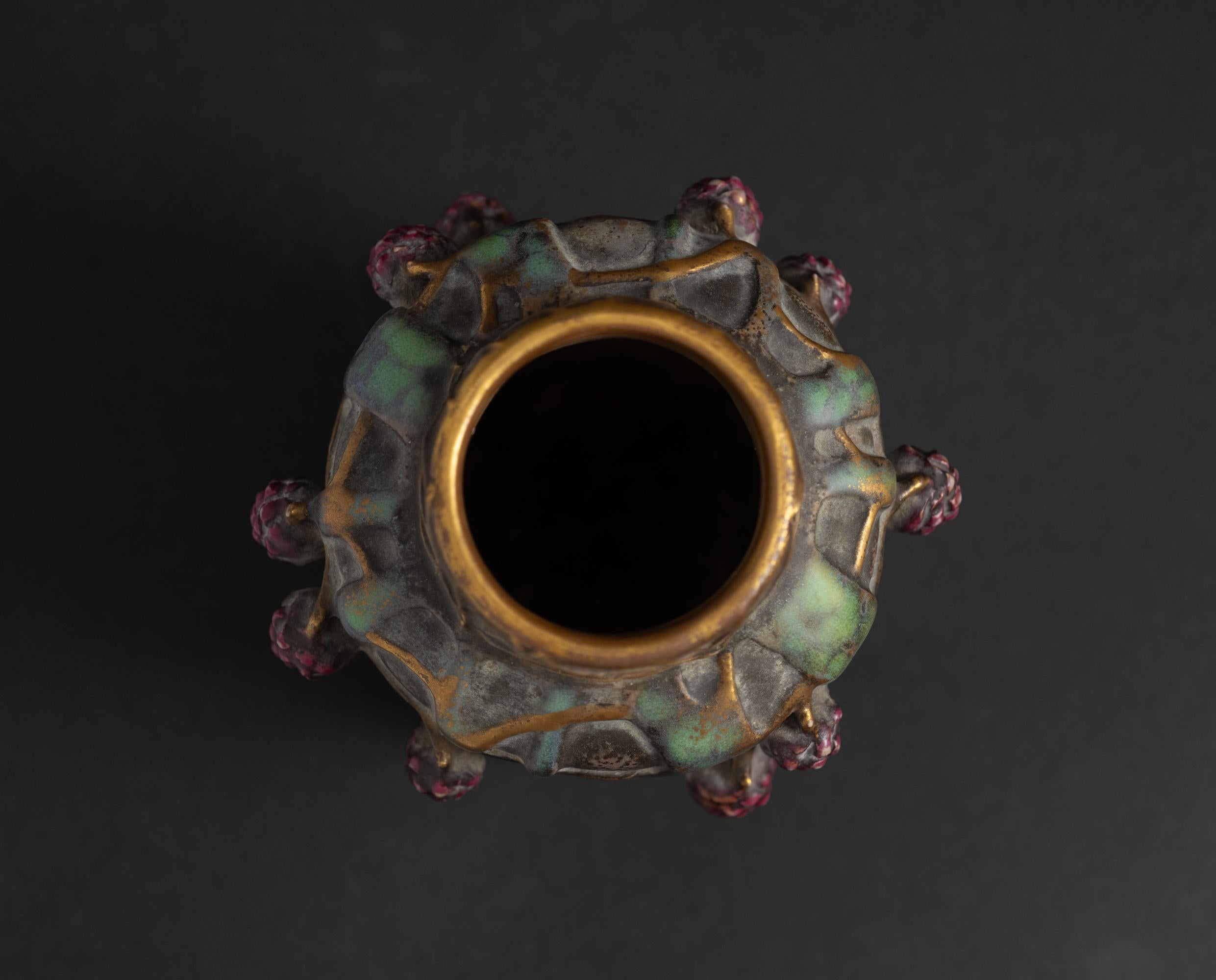 Vaso in Amphora Art Nouveau con motivo a pigna di Paul Dachsel per Kunstkeramik in vendita 1