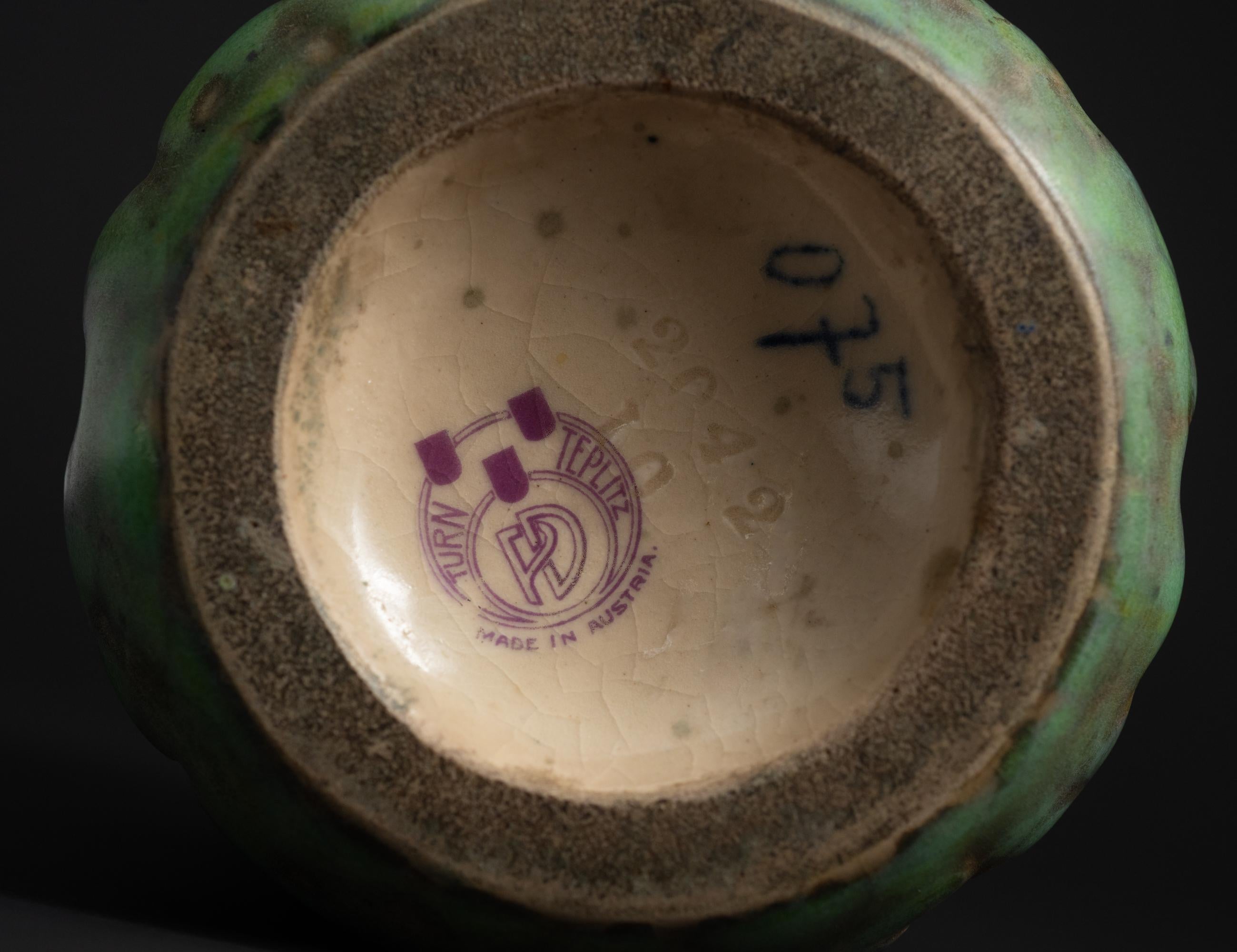 Vaso in Amphora Art Nouveau con motivo a pigna di Paul Dachsel per Kunstkeramik in vendita 2