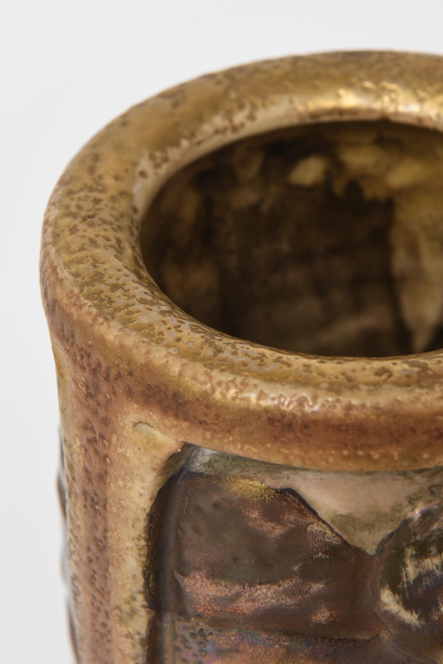 Amphora Arts & Crafts Frau mit Gänseblümchen und Bäumen „Brittany Farmers“ Keramikvase im Angebot 1