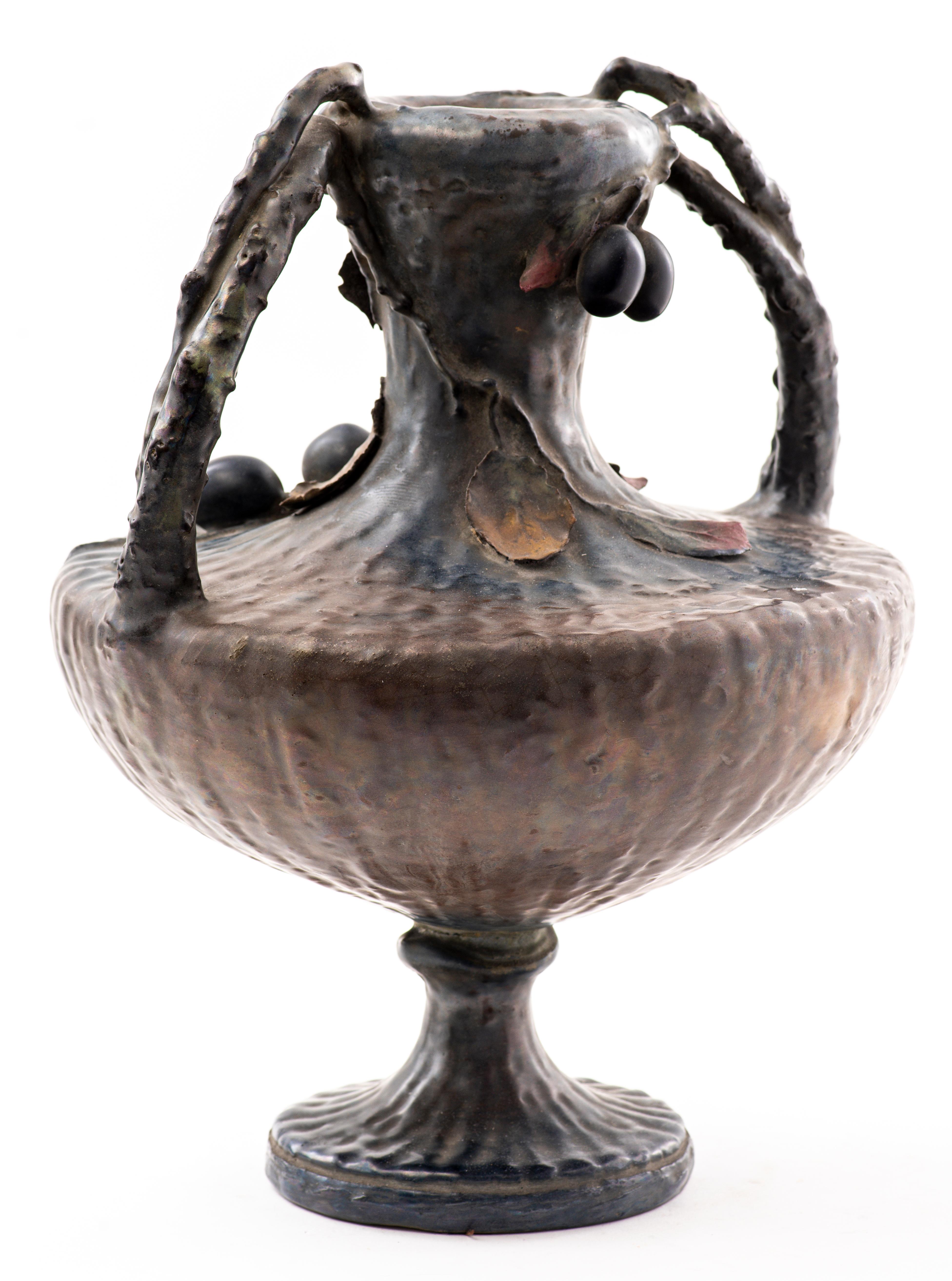 Autrichien Vase à motif de raisin Amphora Art nouveau autrichien en vente