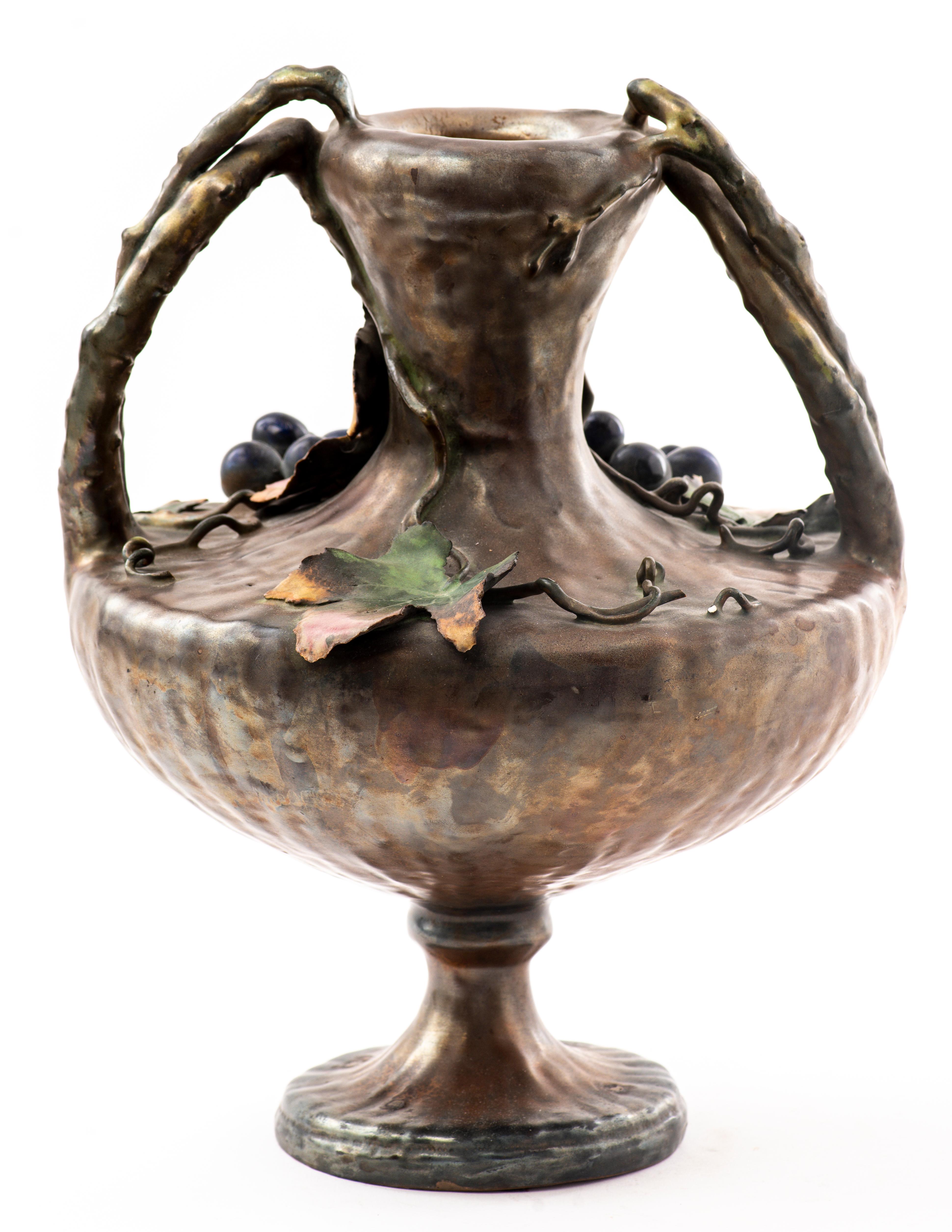 Autrichien Vase à motif de raisin Amphora Art nouveau autrichien en vente