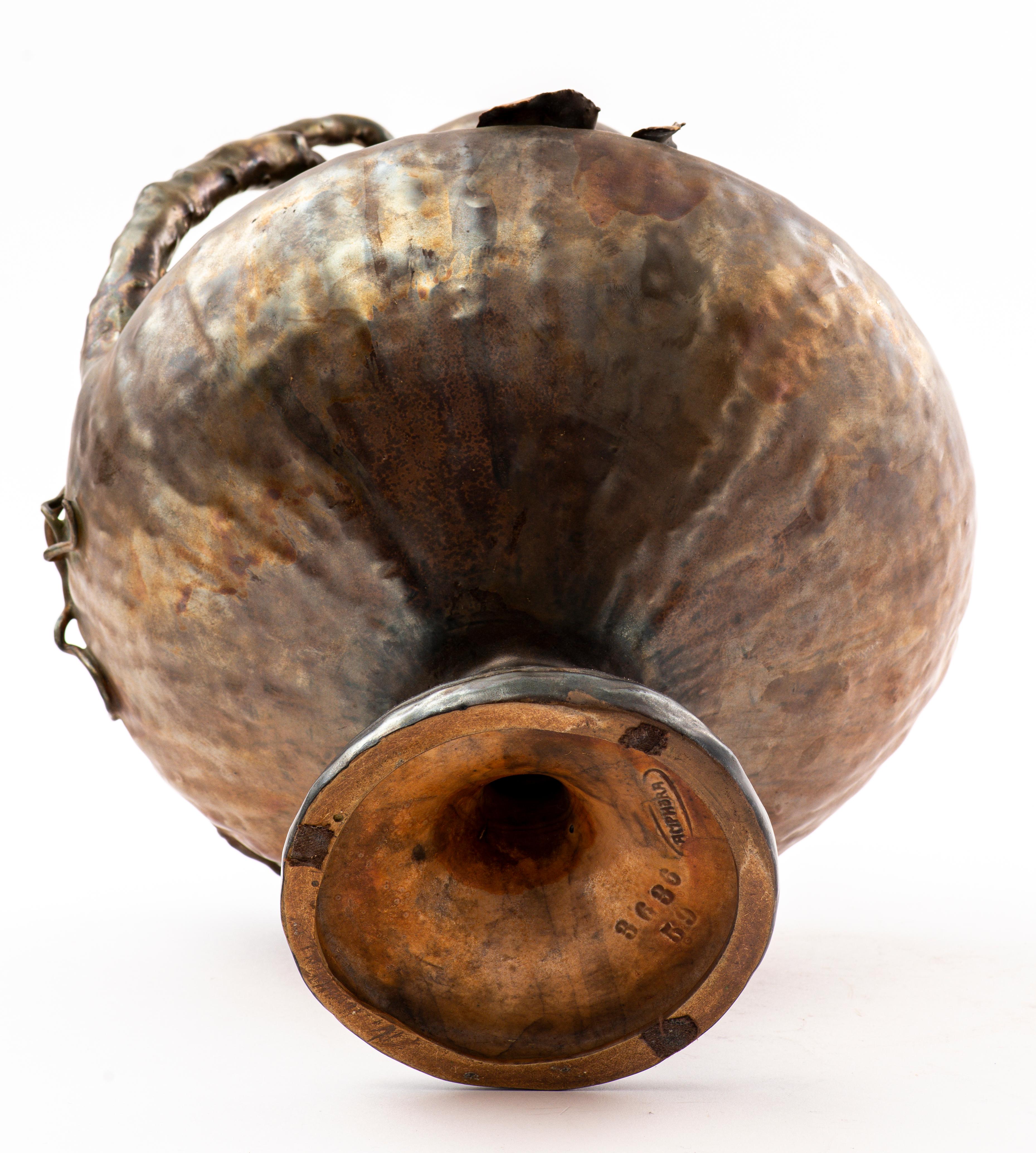 Vernissé Vase à motif de raisin Amphora Art nouveau autrichien en vente
