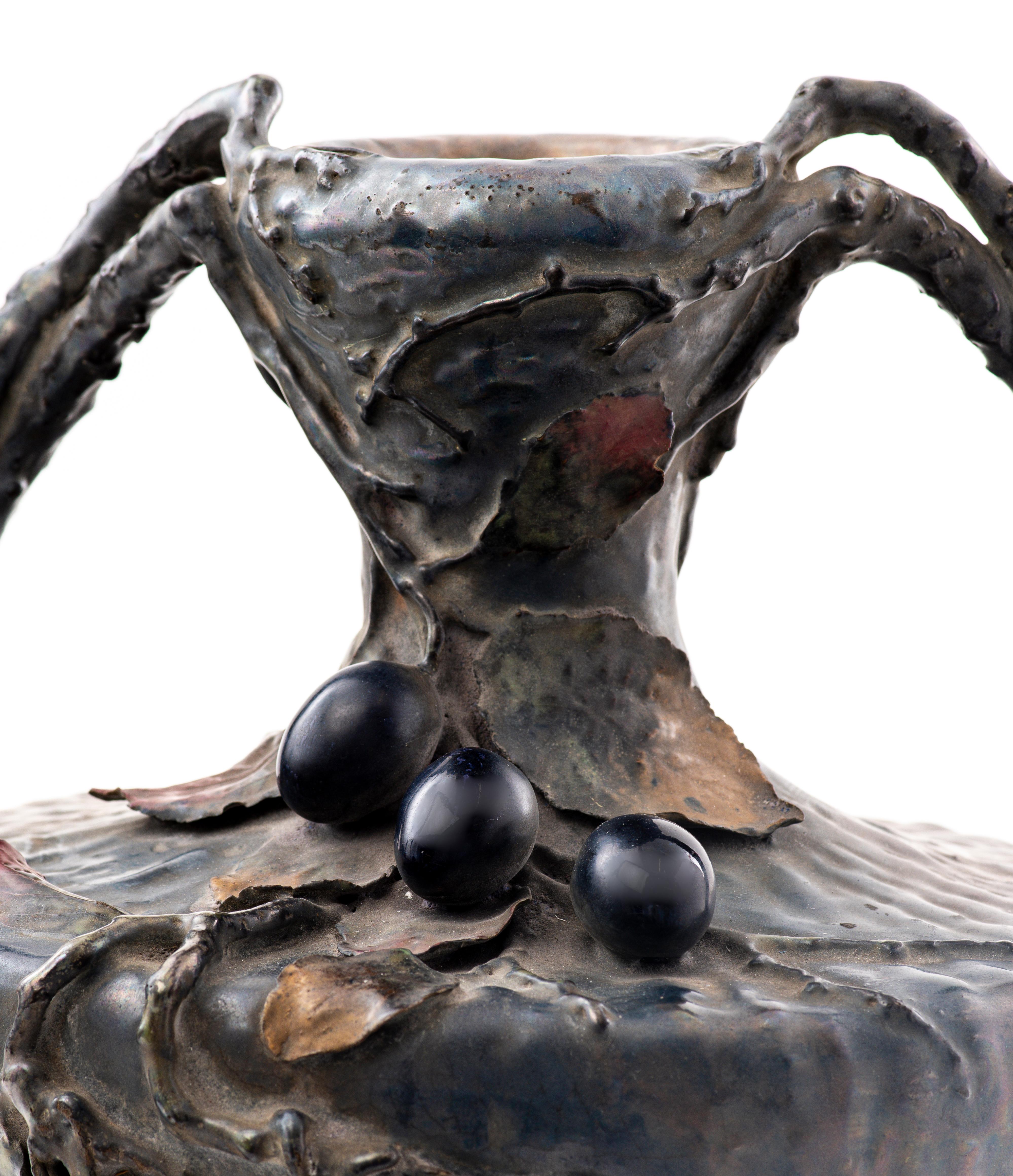 Vase à motif de raisin Amphora Art nouveau autrichien en vente 1