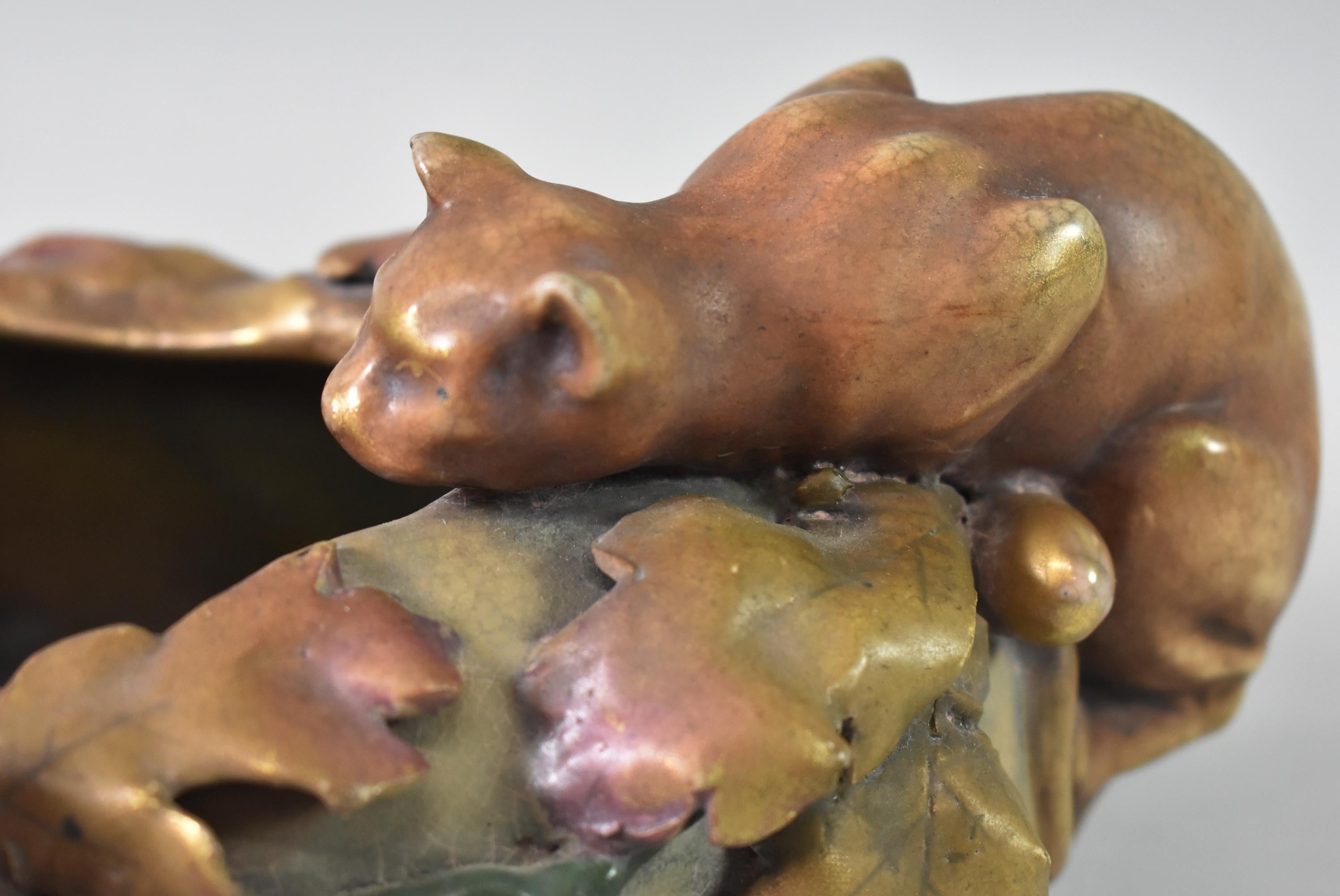 Amphora Katze und Maus Porzellan ovale Schale. Verziert mit Eichel und Eichenlaub. Gestempelte Amphora. Keine Beschädigung leichte Rissbildung.