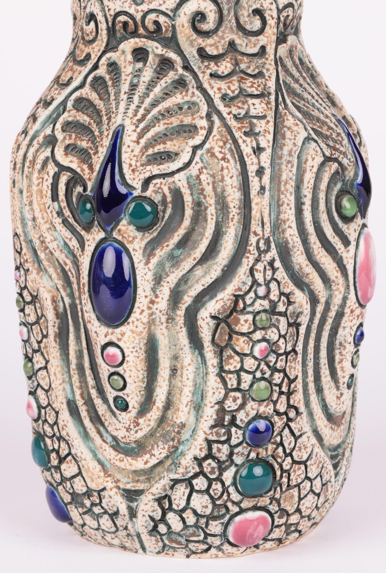 Tschechische Amphora-Vase aus Kunstkeramik mit Juwelen im Art déco-Stil im Zustand „Gut“ im Angebot in Bishop's Stortford, Hertfordshire
