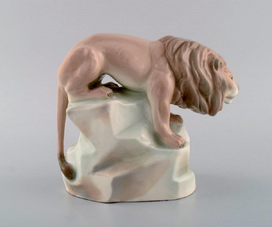Amphora, Czechoslovakia, Hand-Painted Art Deco Porcelain Figurine of a Lion In Excellent Condition For Sale In Copenhagen, DK