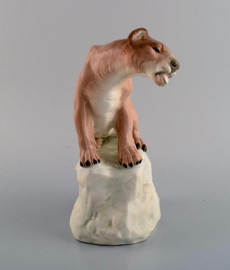 Amphora, Czechoslovakia. Hand-painted porcelain figurine of a lioness on the rock. 1930/40's.
Measures: 22 x 17 cm.
In excellent condition.
Stamped.