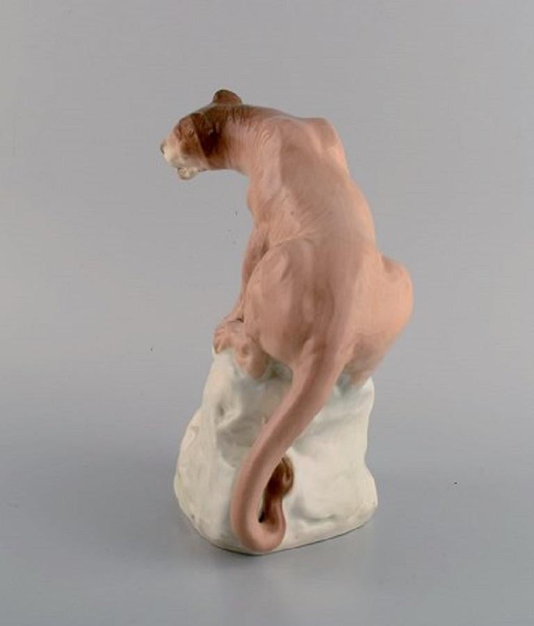 Amphora Czechoslovakia, Figurilla de porcelana pintada a mano de leona sobre roca en Excelente estado para la venta en Copenhagen, DK