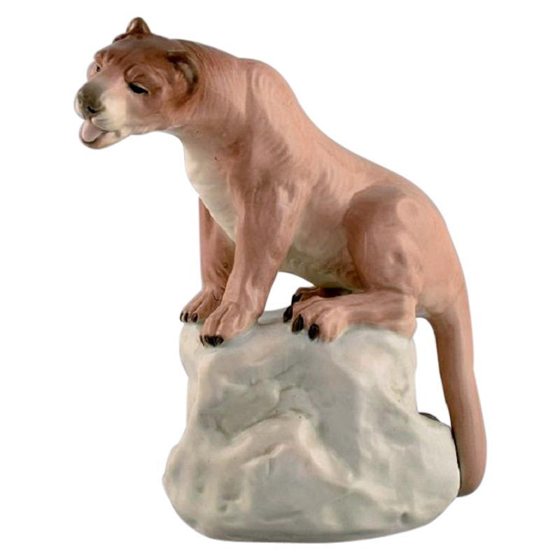Amphora, Tschechoslowakei, handbemalte Porzellanfigur einer Löwe auf Felsen
