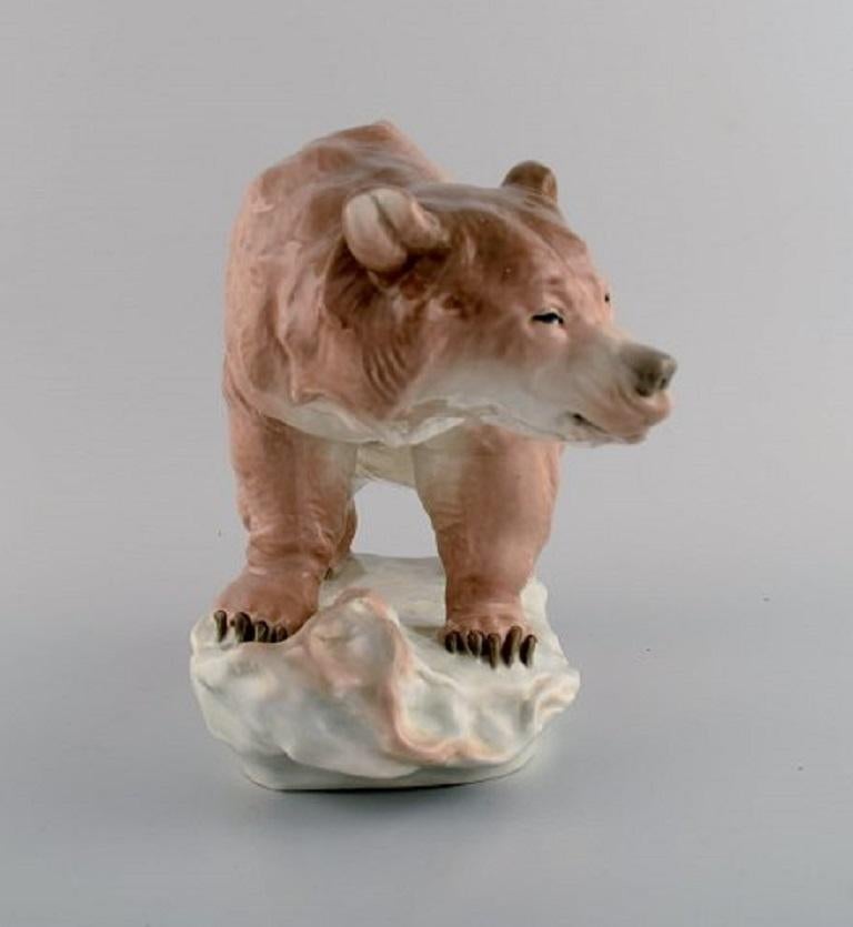 Amphore, Tchécoslovaquie. Grande figurine d'ours en porcelaine peinte à la main. 1930/40's.
Mesures : 31 x 21 cm.
En parfait état.
Estampillé.
