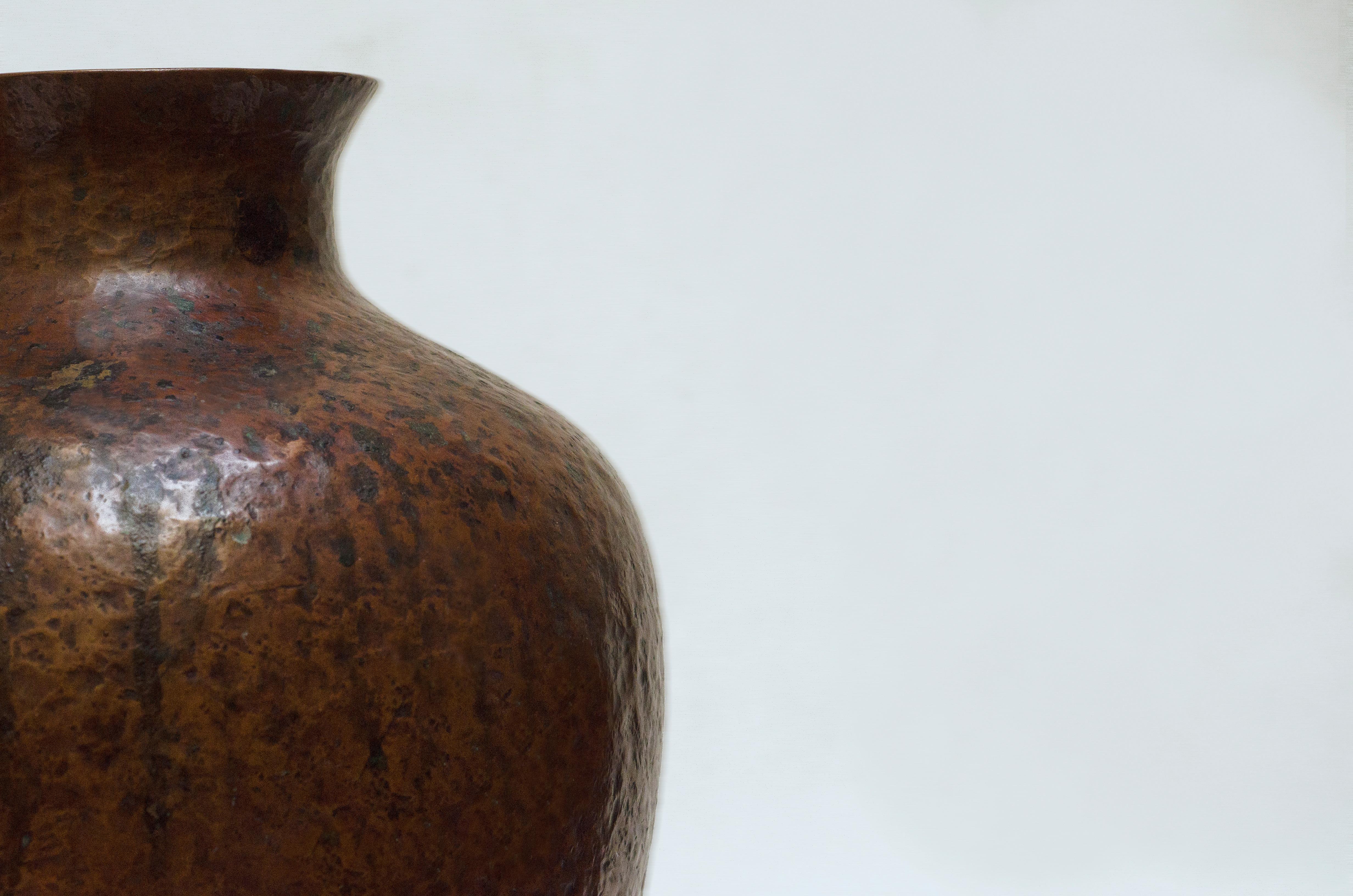 Hammered copper amphora with bronze tripod base. Made by Claudius Linossier (1893-1953). Signed C. L. LINOSSIER

France, CIRCA 1930.