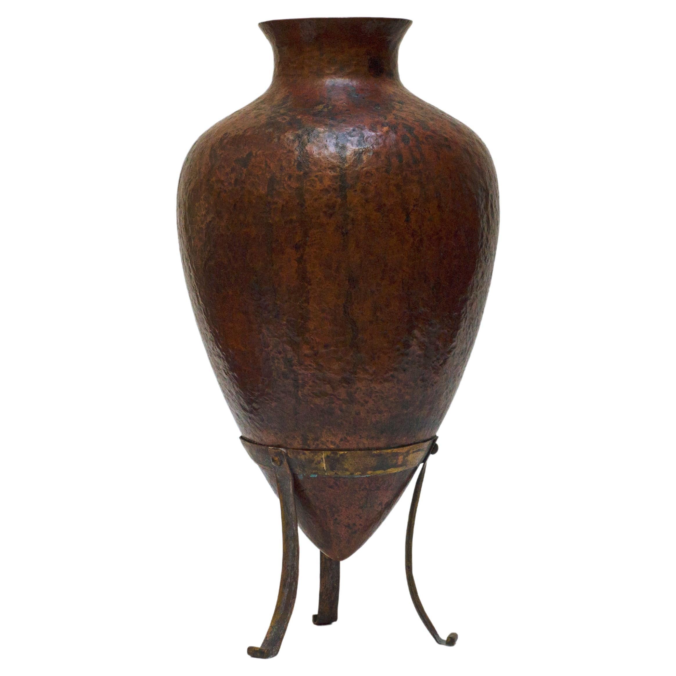 Amphora martelée par Claudius Linossier en vente