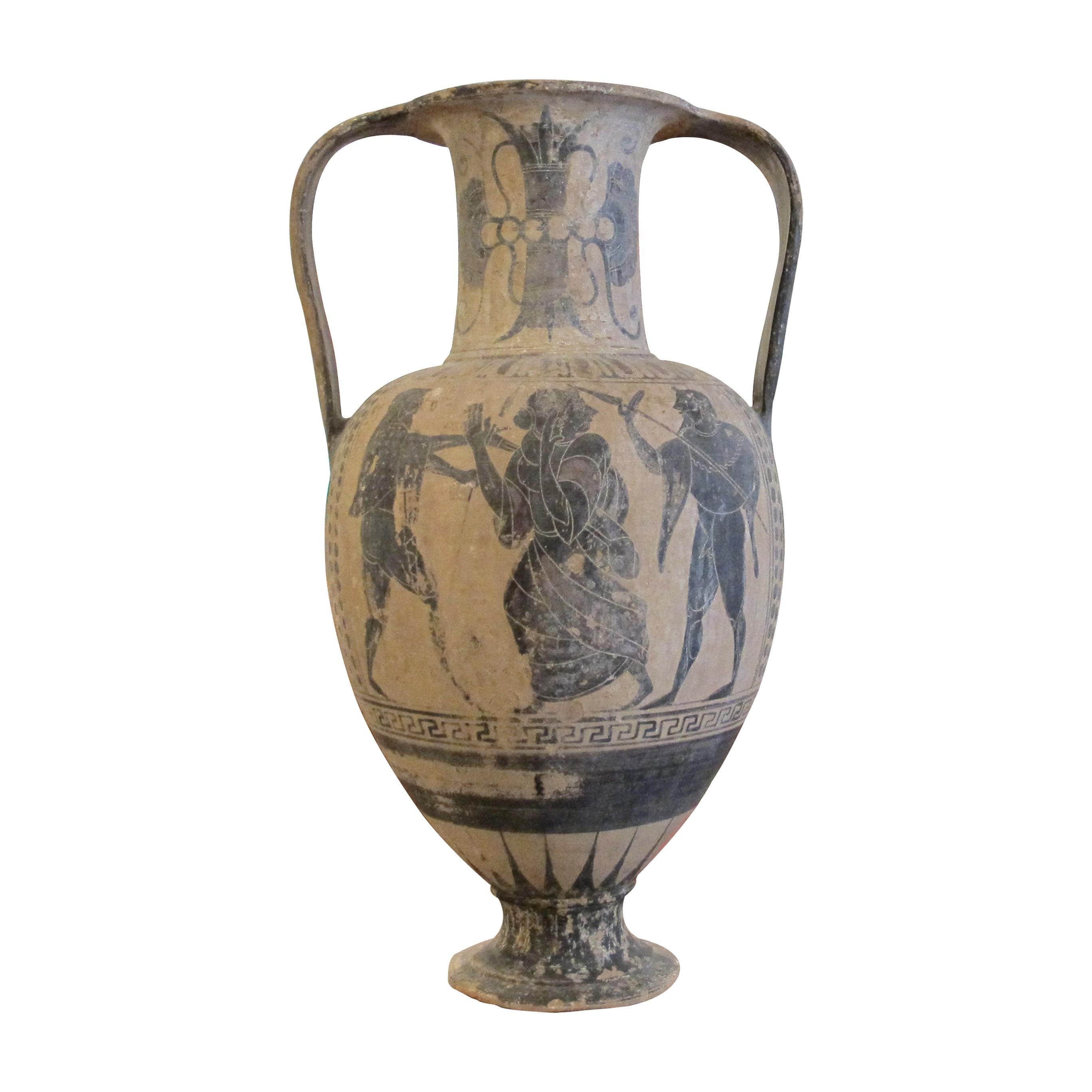 Diese dekorative Amphora, die zu Beginn des 20. Jahrhunderts in Italien hergestellt wurde, ist von den berühmten Traditionen der antiken griechischen Töpferei inspiriert. Das aus Terrakotta gefertigte und mit schwarzen Figuren bemalte Stück spiegelt