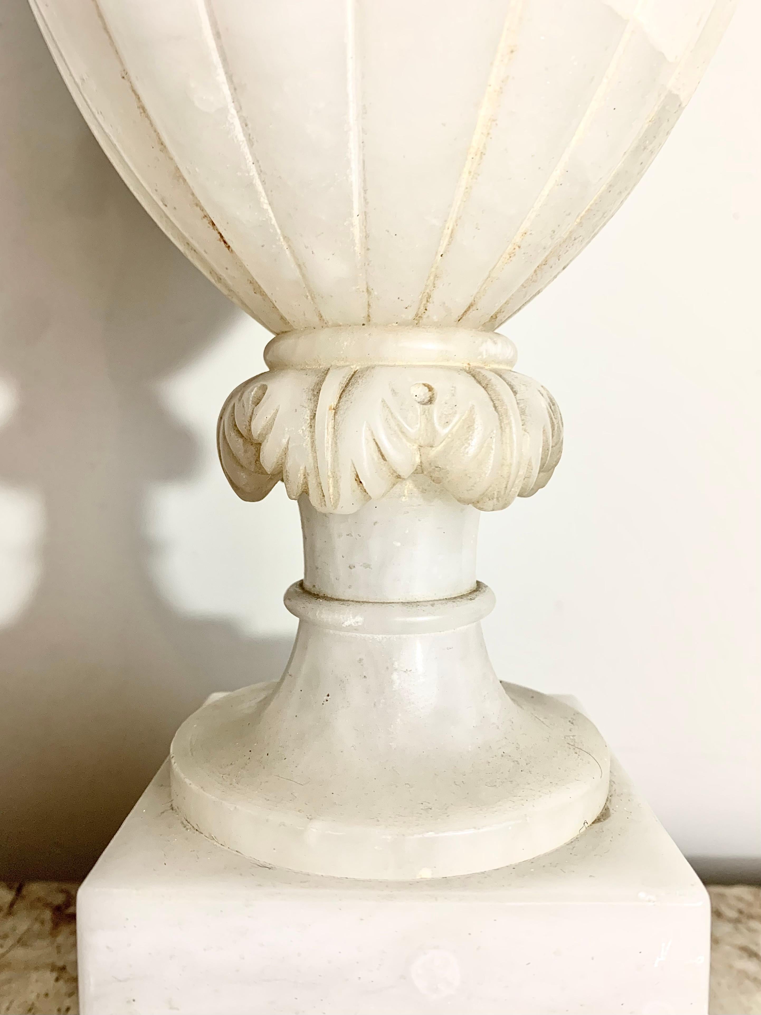 Amphora Lamp in Alabaster For Sale 2