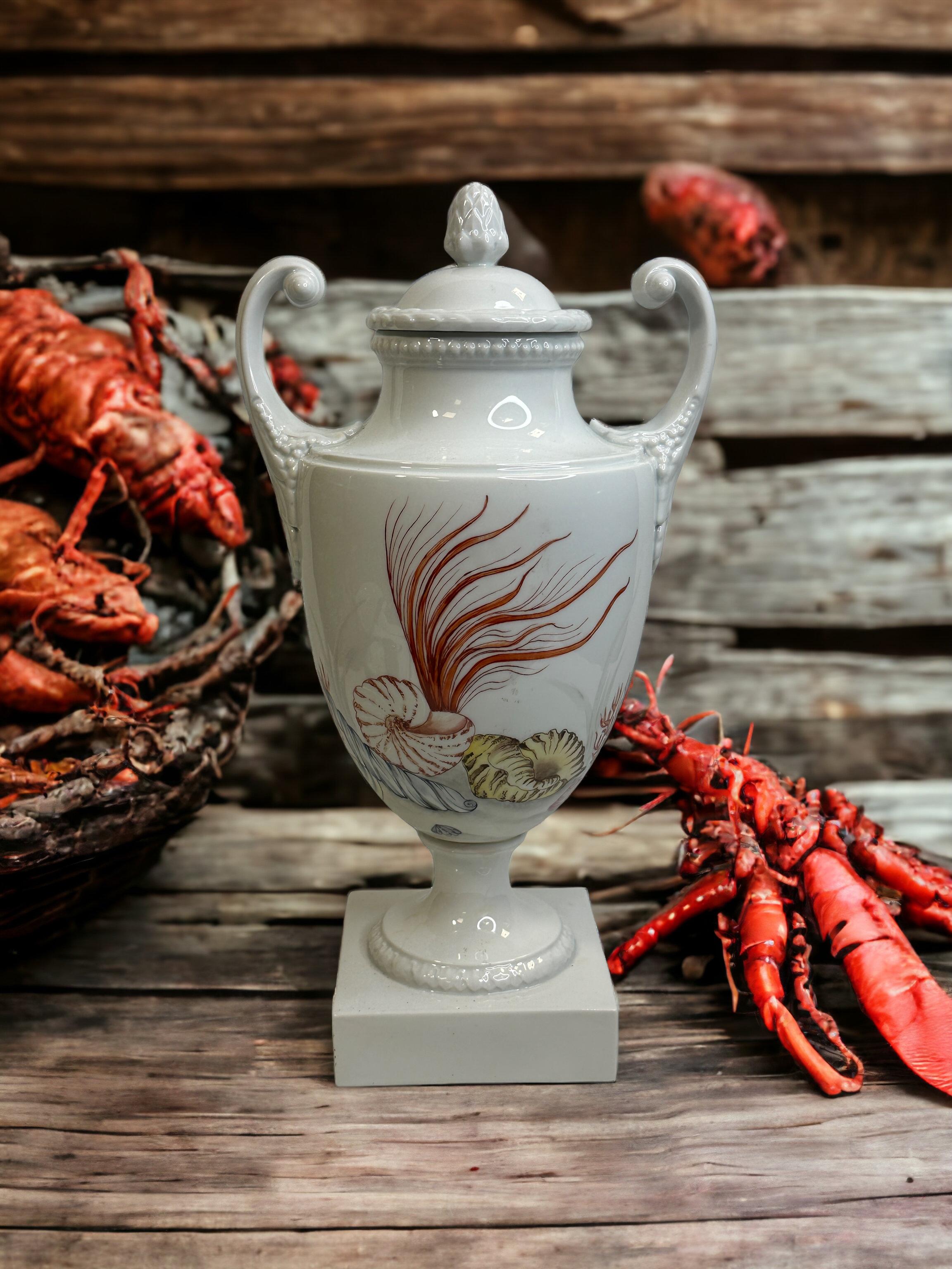 Un étonnant vase émaillé peint à la main, fabriqué en Allemagne, attribué à Lindner Porcelain, vers les années 1960. Il s'agit d'un vase lourd, mais vous pouvez également l'utiliser comme sculpture. Le vase est en très bon état, sans éclats,