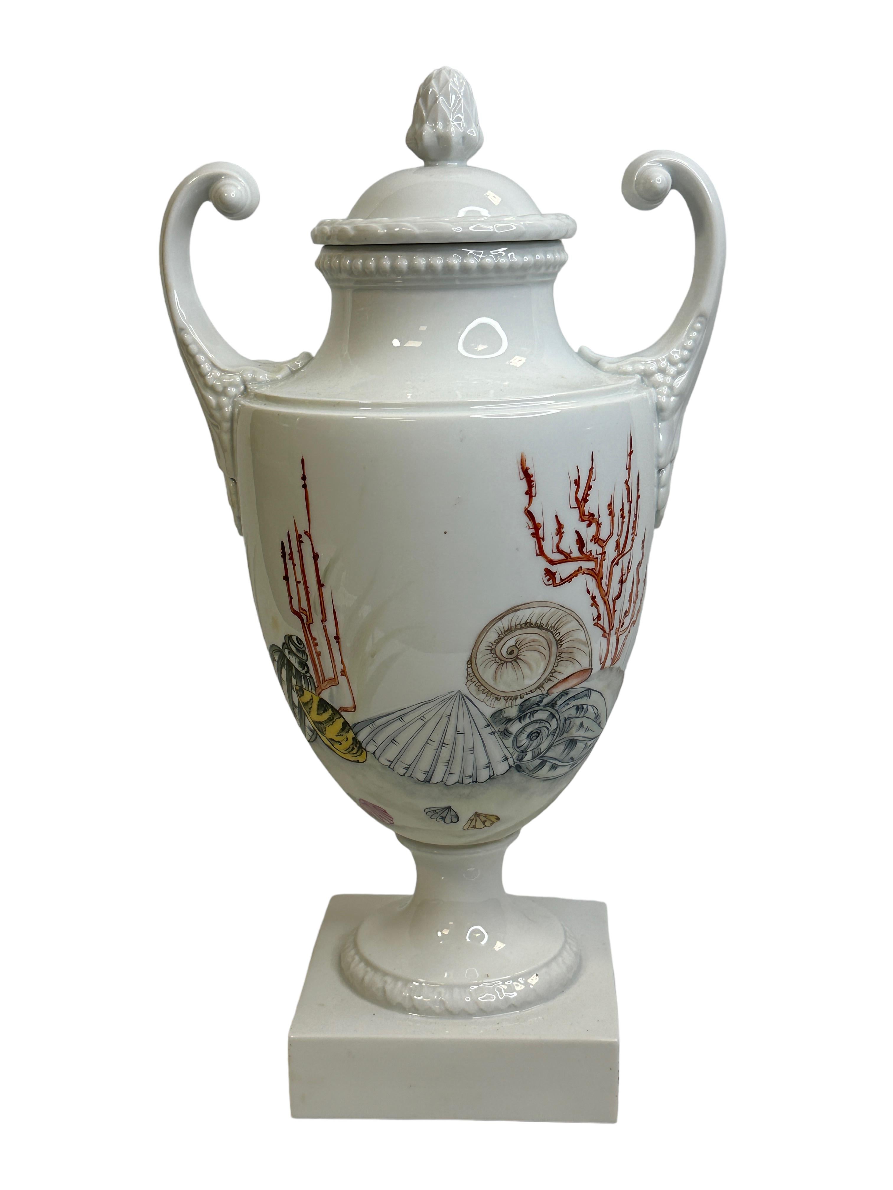 Vase à couvercle Amphora avec motif de créatures marines par Lindner Porcelain vintage 1960s Bon état - En vente à Nuernberg, DE