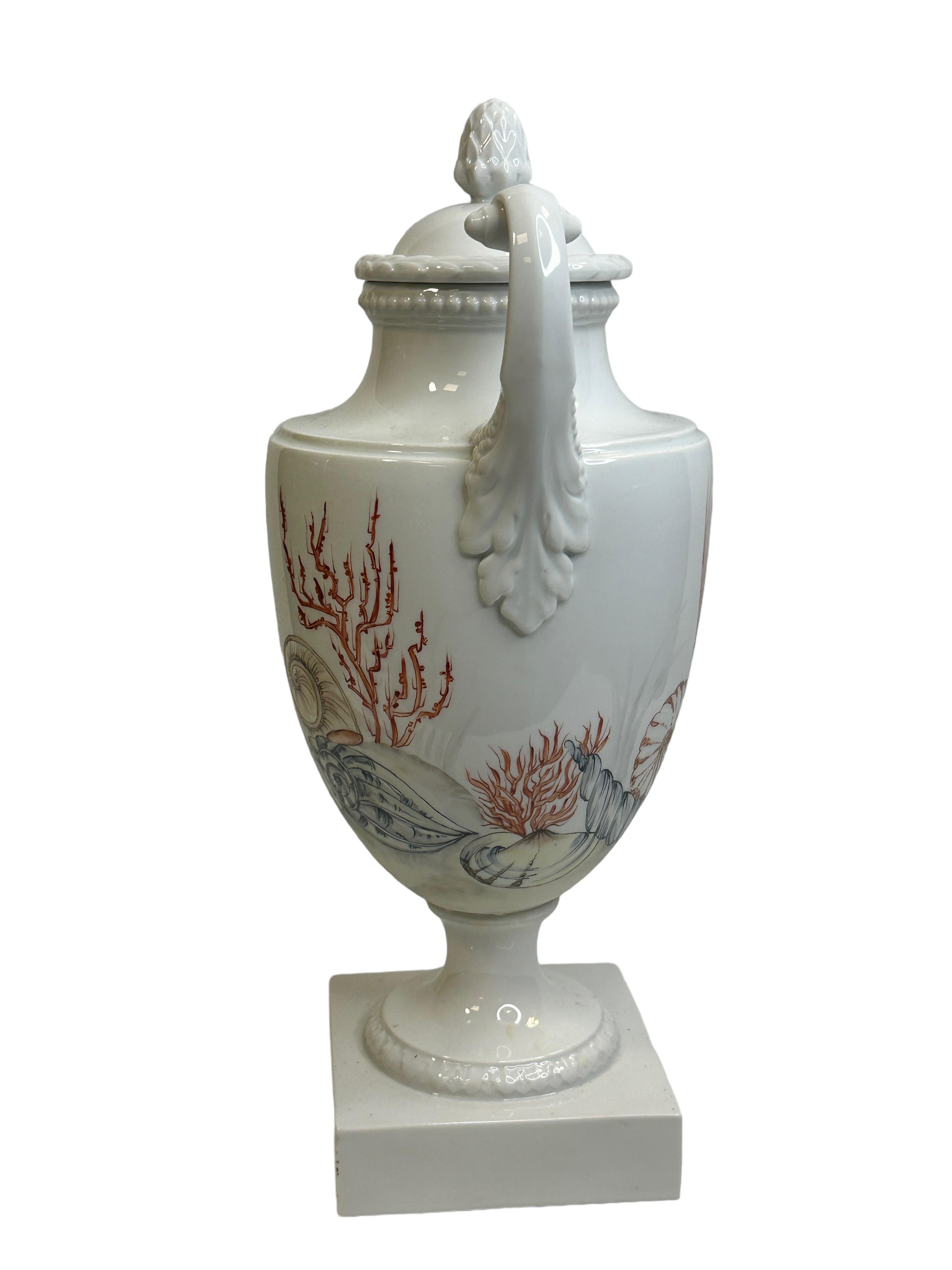 20ième siècle Vase à couvercle Amphora avec motif de créatures marines par Lindner Porcelain vintage 1960s en vente