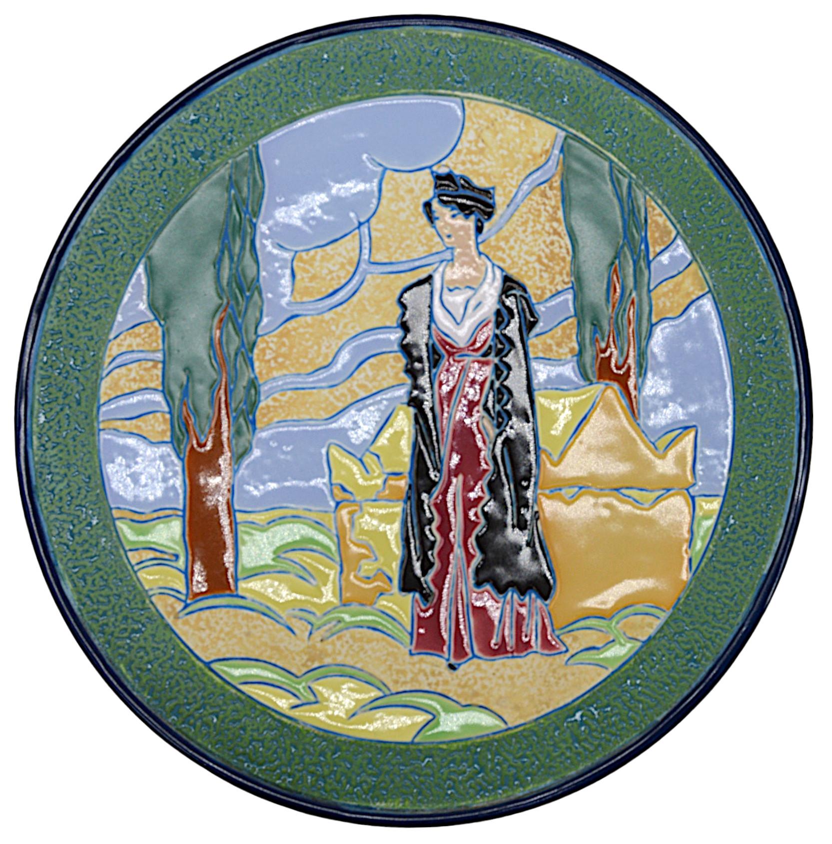 Coppia di piatti da parete in ceramica Art Déco di Amphora, 1920 ca. Design provenzale. Art Decor di giovani ragazze provenzali in un paesaggio tipico degli anni dell'Art Déco. Le giovani donne sono vestite secondo la moda di Arles, Fontvielle,