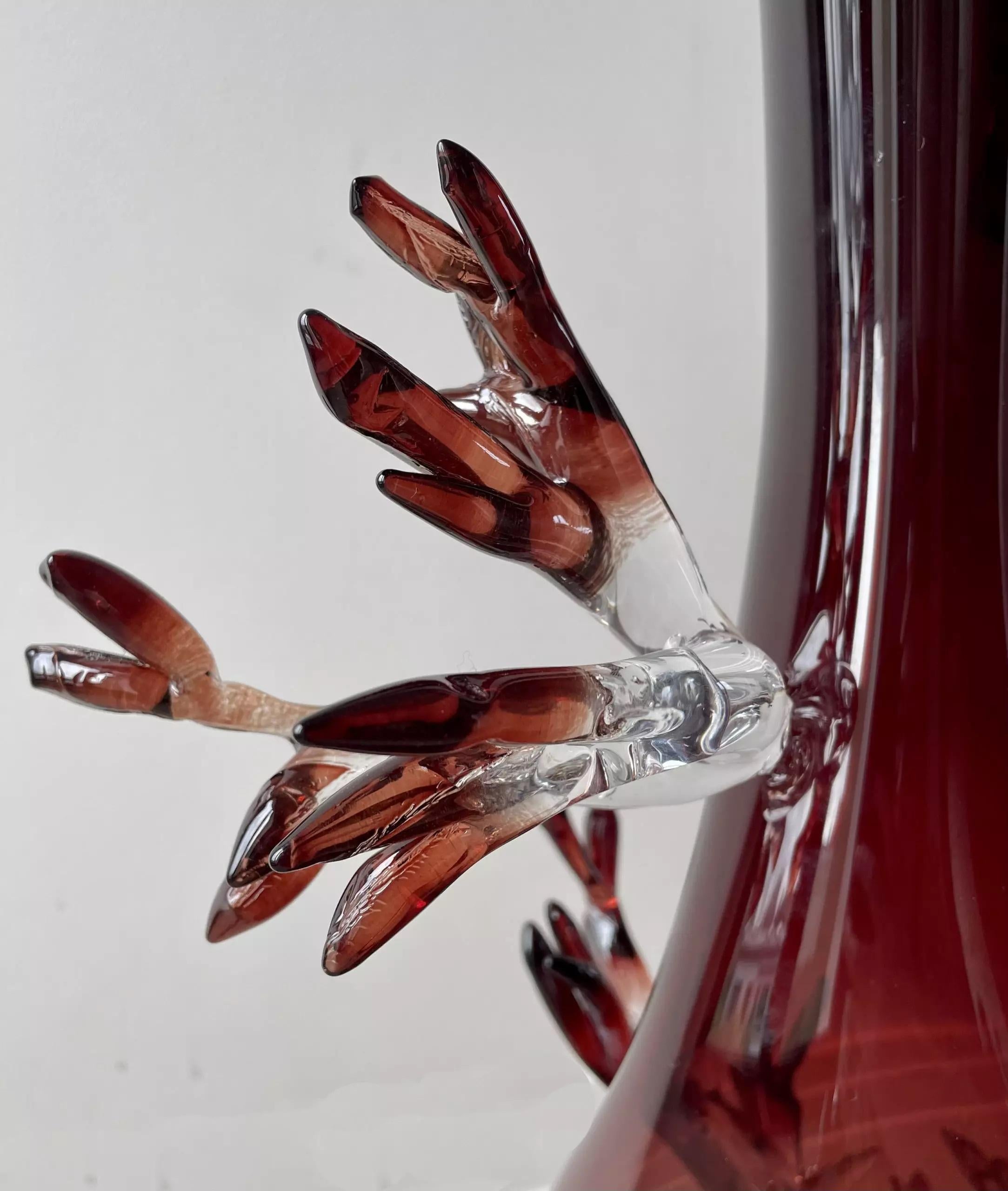 Vaso rosso a forma di anfora di Emilie Lemardeley
Pezzo unico
Dimensioni: Ø 42 x H. 65 cm
Materiali: Vetro soffiato a mano.

Collezione DRYADE
Tutti in cristallo, questi grandi vasi sono sollevati e in equilibrio su sottili rami. Ogni vaso Dryade è