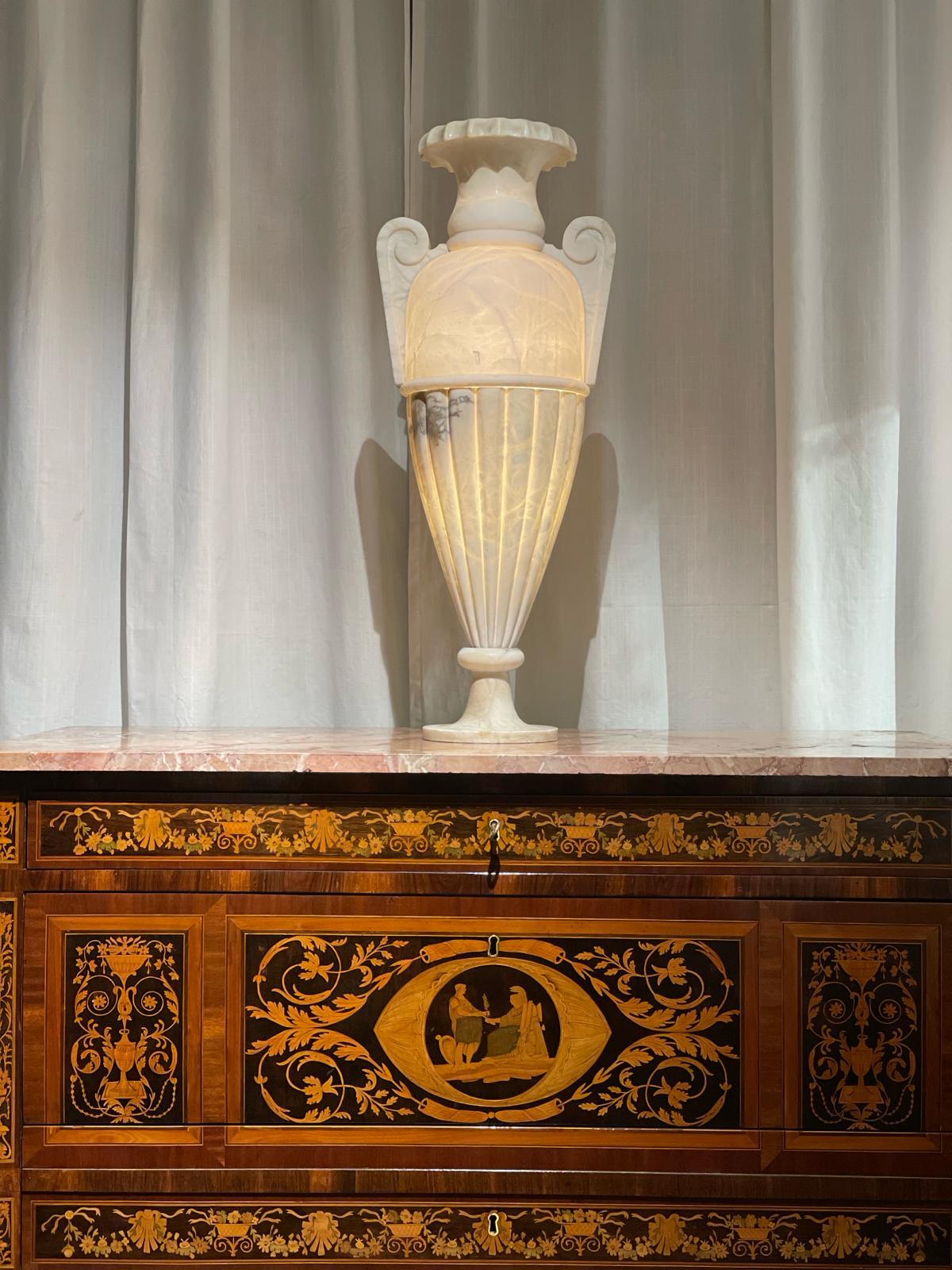 Amphora-shaped lamp in alabaster For Sale 1